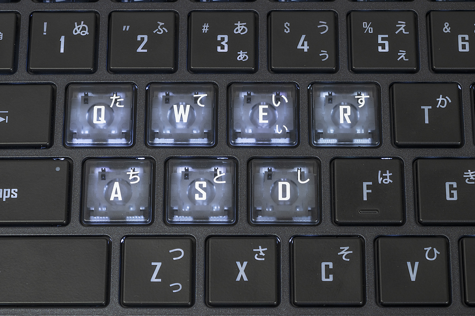 Q/W/E/R/A/S/Dキーは半透明。特によく光る