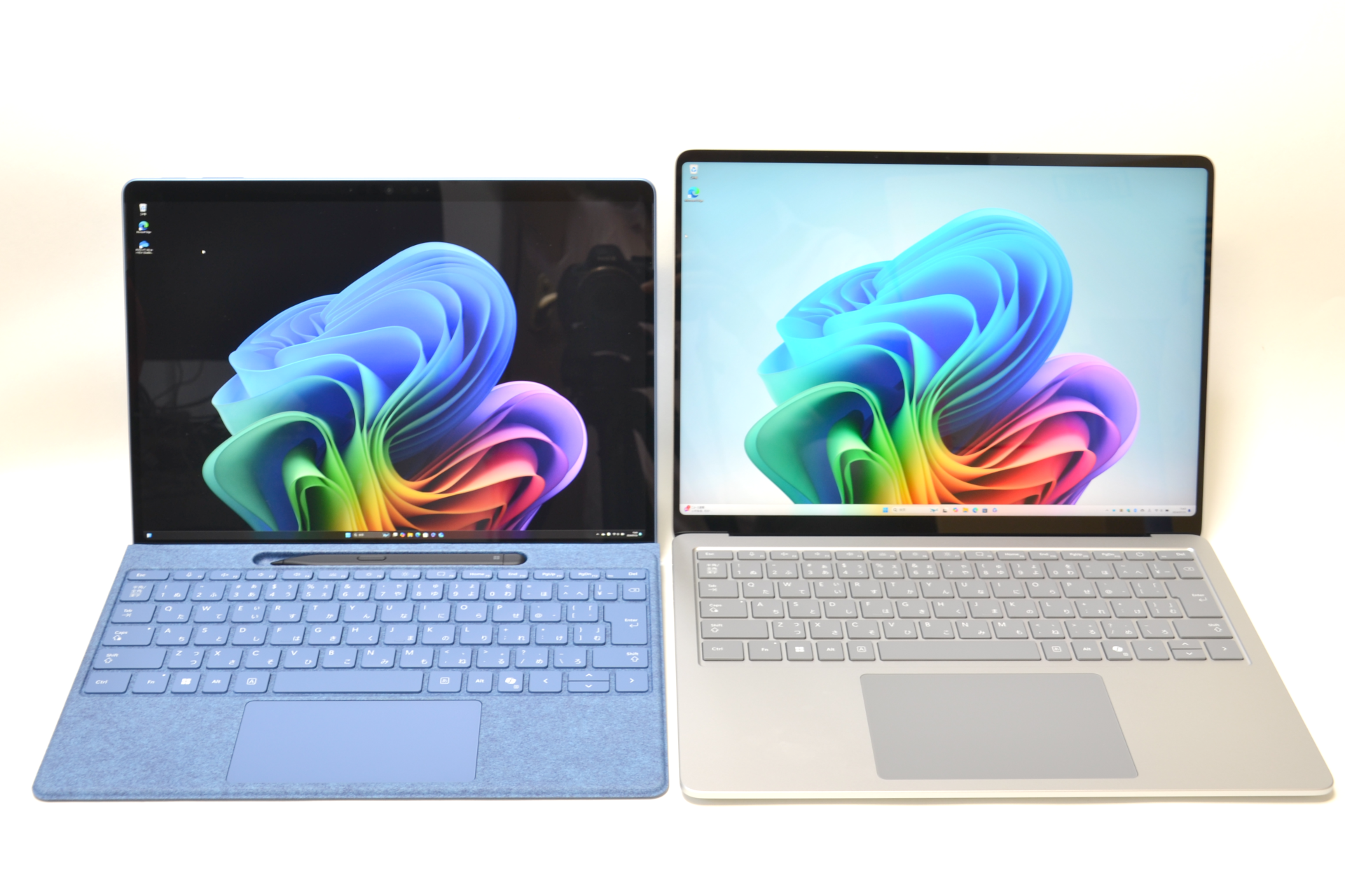 「Surface Laptop 13.8インチ（第7世代）」（左）と「Surface Pro（第11世代）」（右）