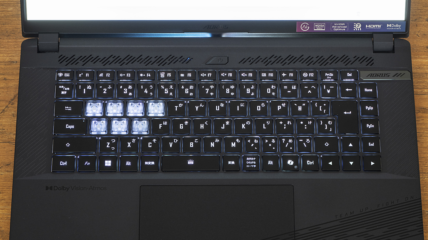 AORUS 16X (2024)のキーボード。バックライトを搭載しており、WASDキーは特によく光る
