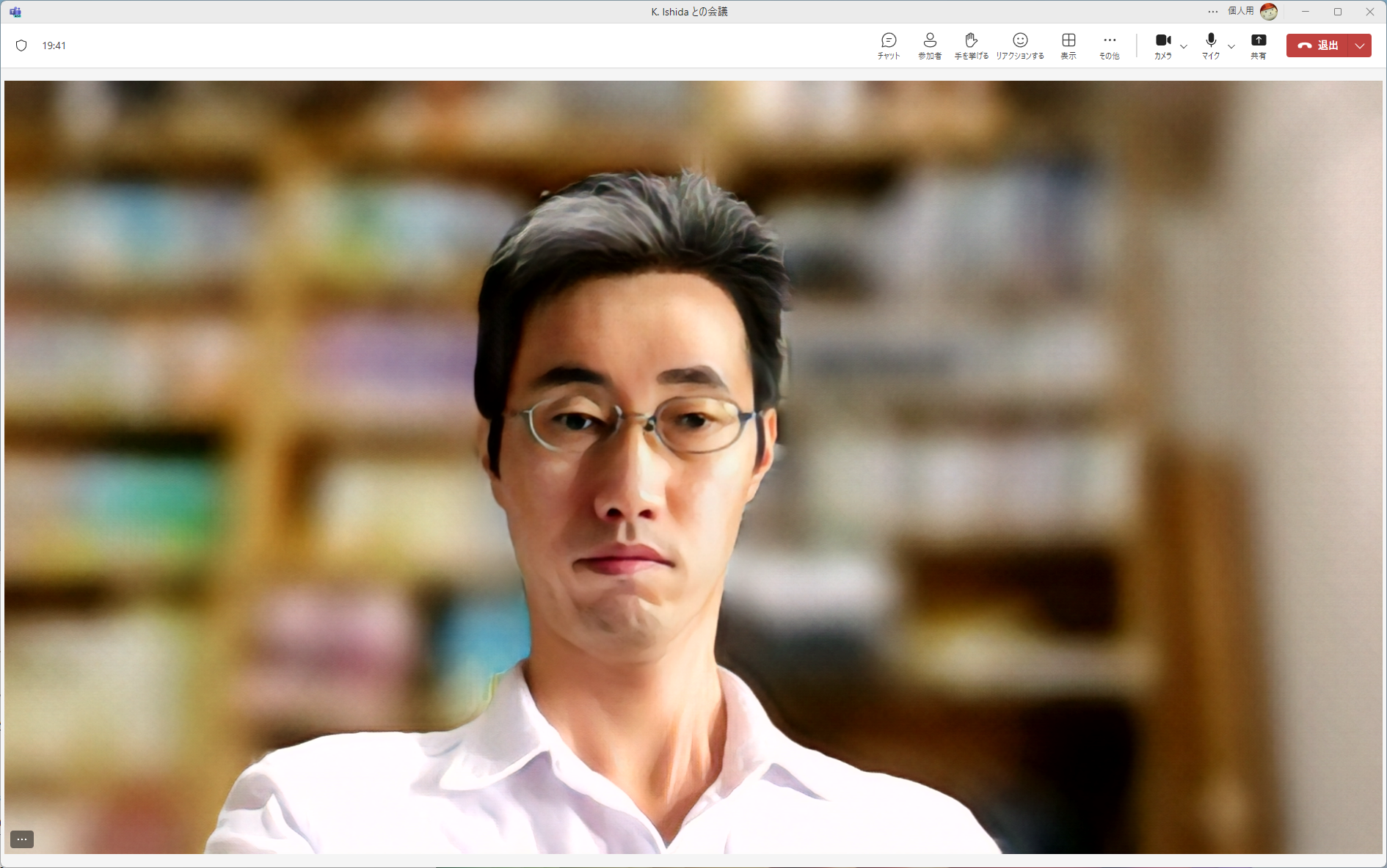 筆者がカメラから距離を取ったところ、「自動フレーム化」によりAIが追従してズームした格好。「ぼかし」と「クリエイティブフィルター」をかけたままにしてしまったが、背景が後ろの本棚に寄っているのがわかる