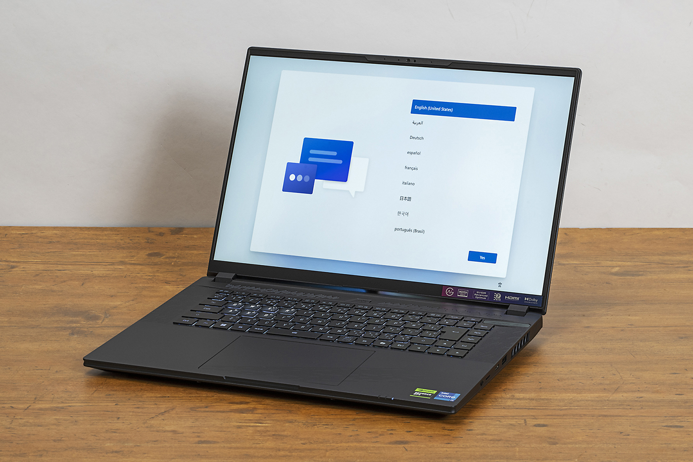 「AORUS 16X (2024)」。ハイパワーなCPUとGPUを搭載したGIGABYTEのゲーミングノートPCだ。画面は16インチ（2560×1600ピクセル）の超スリムベゼルで、重量は2.3kg。付属ソフト「GIGABYTE Control Center」では、性能や動作音のバランスを設定できるが、その中にはAI用設定である「AI Nexus」タブも用意されている。