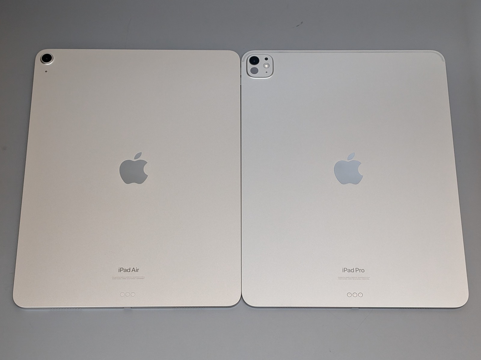 背面の比較。こちらはカメラ周りの仕様で判別可能だ