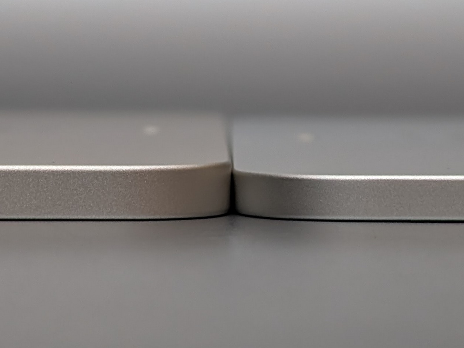 左が「iPad Air」、右が「iPad Pro」。比較写真でこれだけはっきりと厚みの差が出るのは珍しい