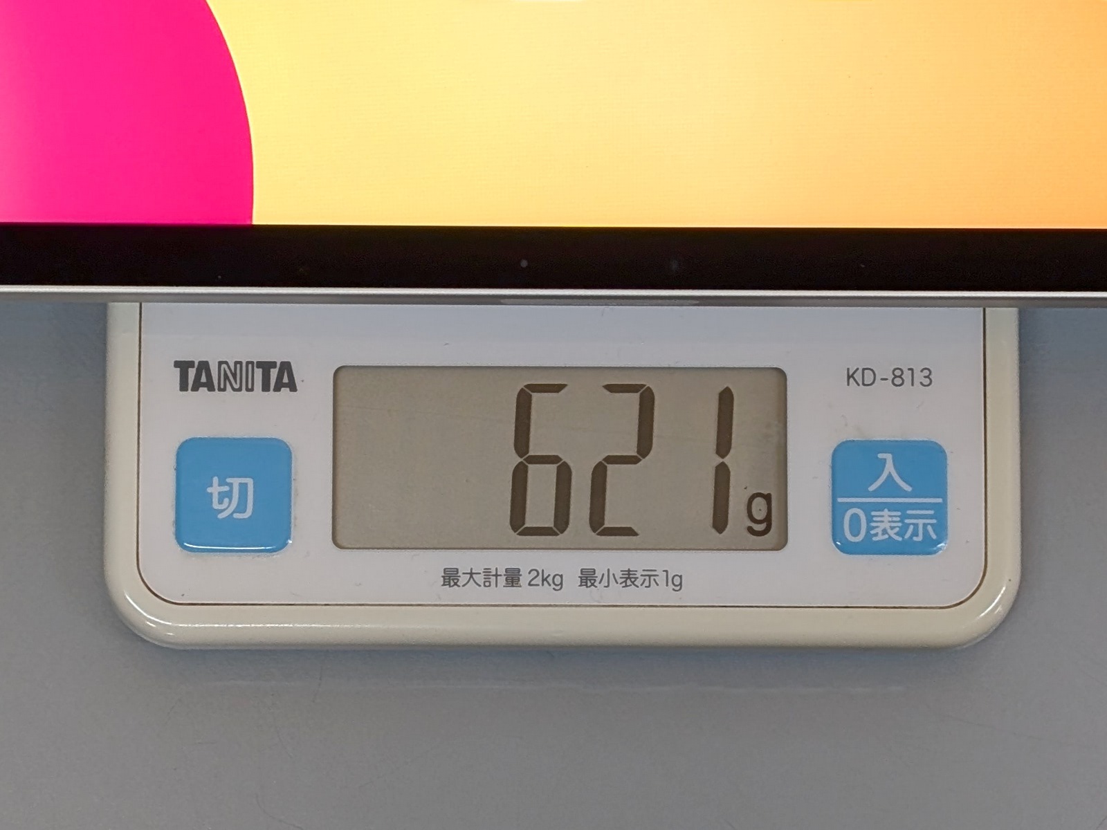 「iPad Air」は公称617g、実測で621g。旧12.9インチ「iPad Pro」よりは軽くなっているが、それでも600gの大台は切っていない