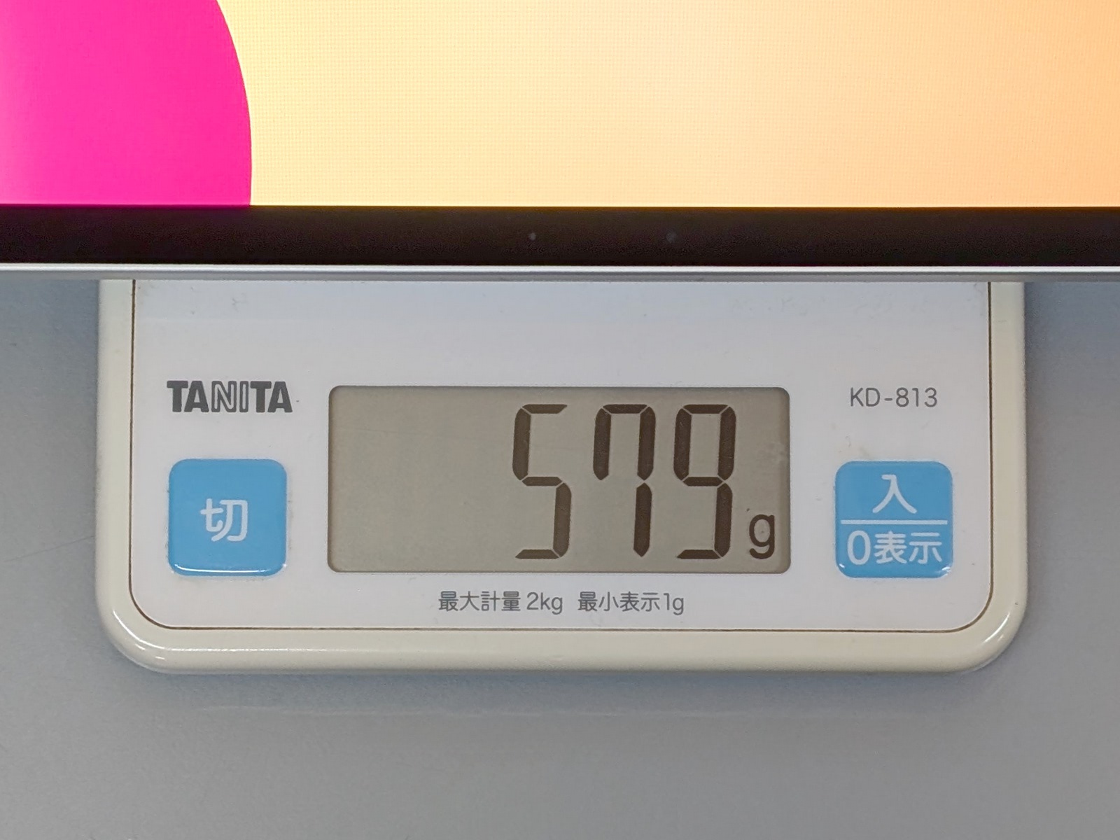 「iPad Pro」は公称579g、実測でも同じ。この画面サイズで600gを切るのは驚異的だ