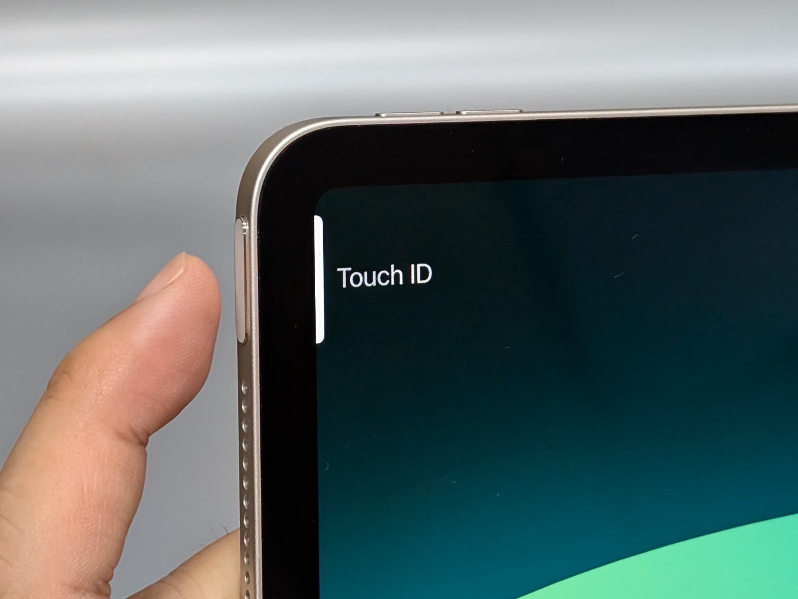 「iPad Air」は電源ボタンと一体化した指紋認証（Touch ID）を搭載する