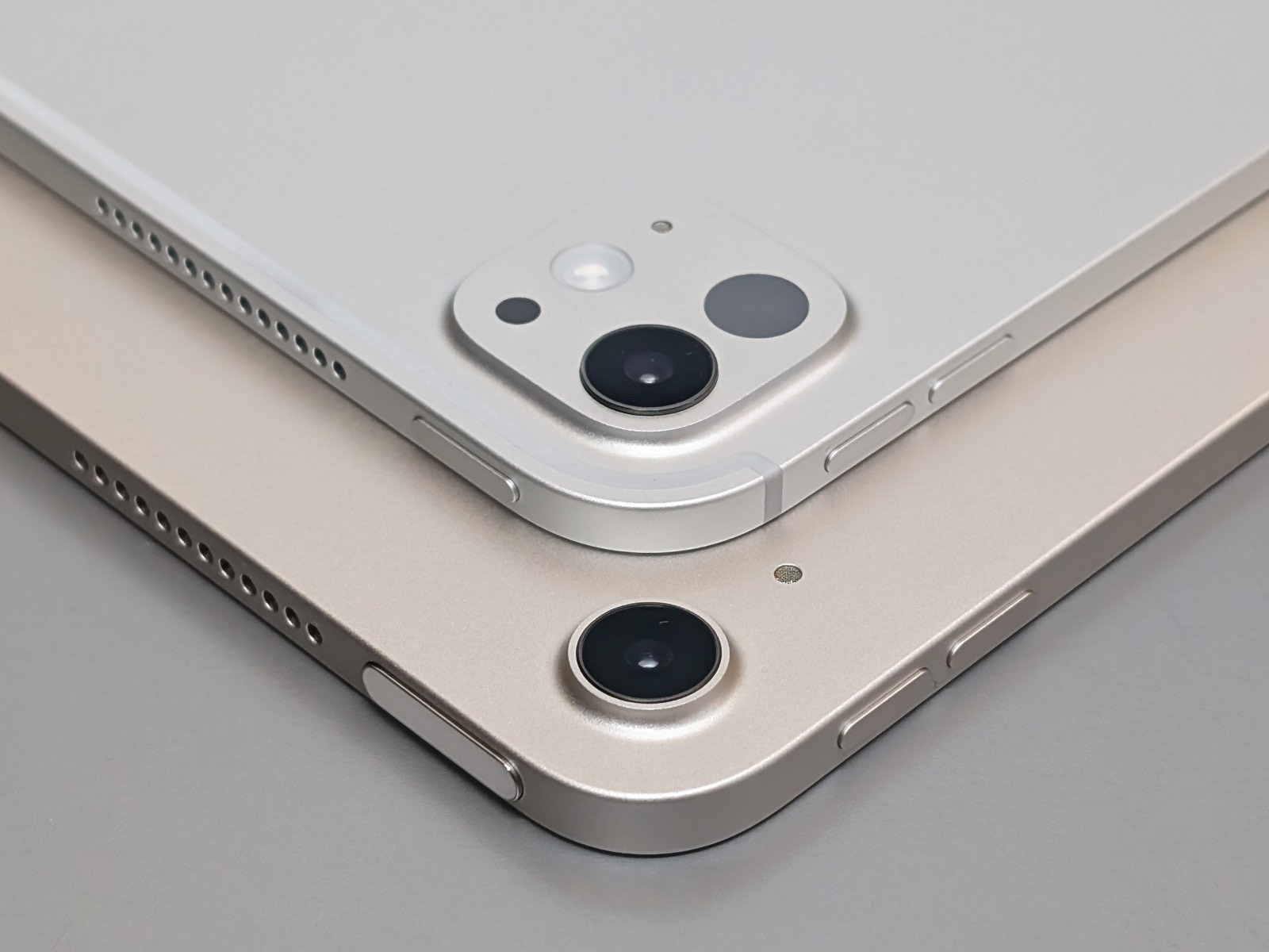 上が「iPad Pro」、下が「iPad Air」。側面ボタンの配置は同一。カメラはどちらもシングルレンズだが、「iPad Pro」はLiDARスキャナを搭載している