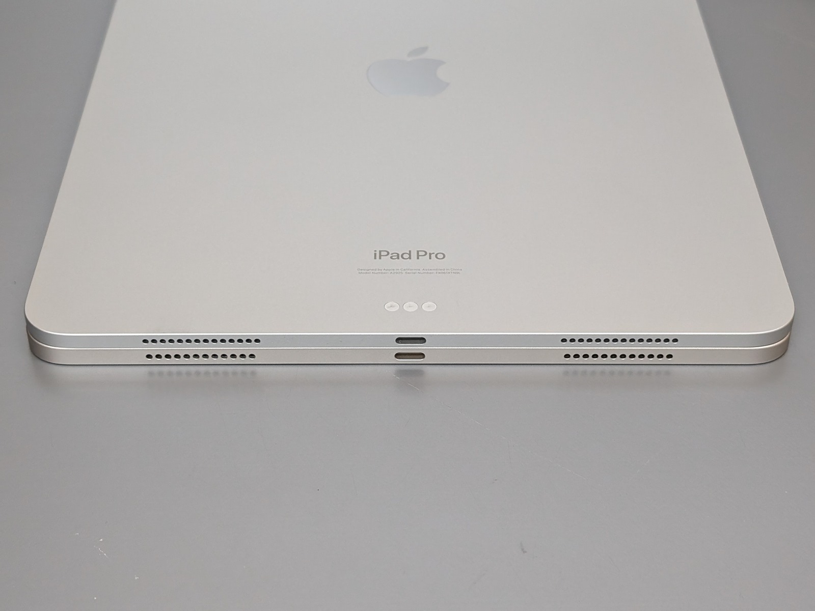 どちらもUSB Type-Cポートを搭載。その両脇にあるスピーカー穴は、本体の厚みが違うせいか、「iPad Pro」は穴の直径が小さいのを数でカバーしているのが面白い