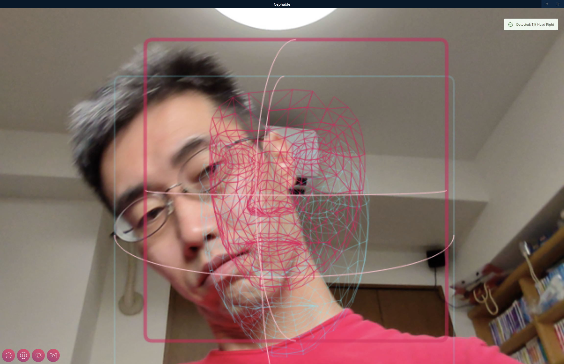 自分の顔の前にワイヤーフレームのような顔が表示される。ここからカメラ映像が外れると、動いたと認識される模様（画像は頭を右に傾けた直後のもの）