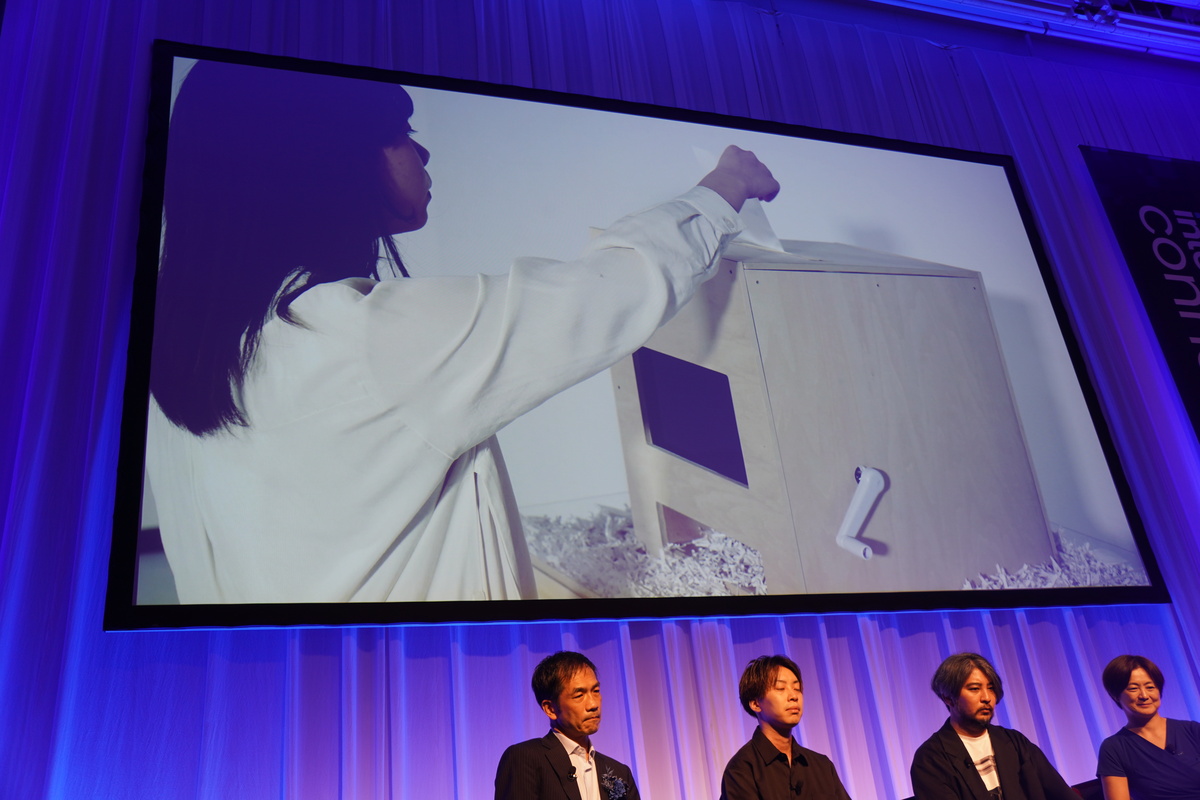 手紙を装置に入れる