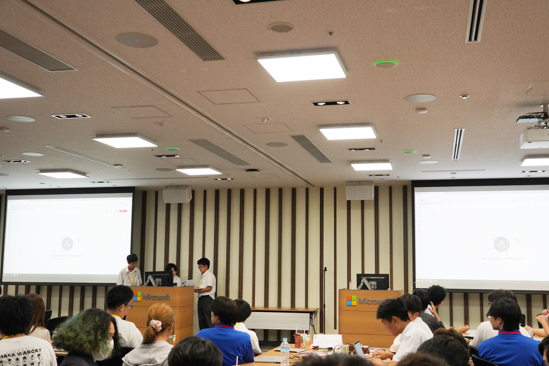 決勝プレゼンの様子。会場は昨年に引き続き日本マイクロソフト本社