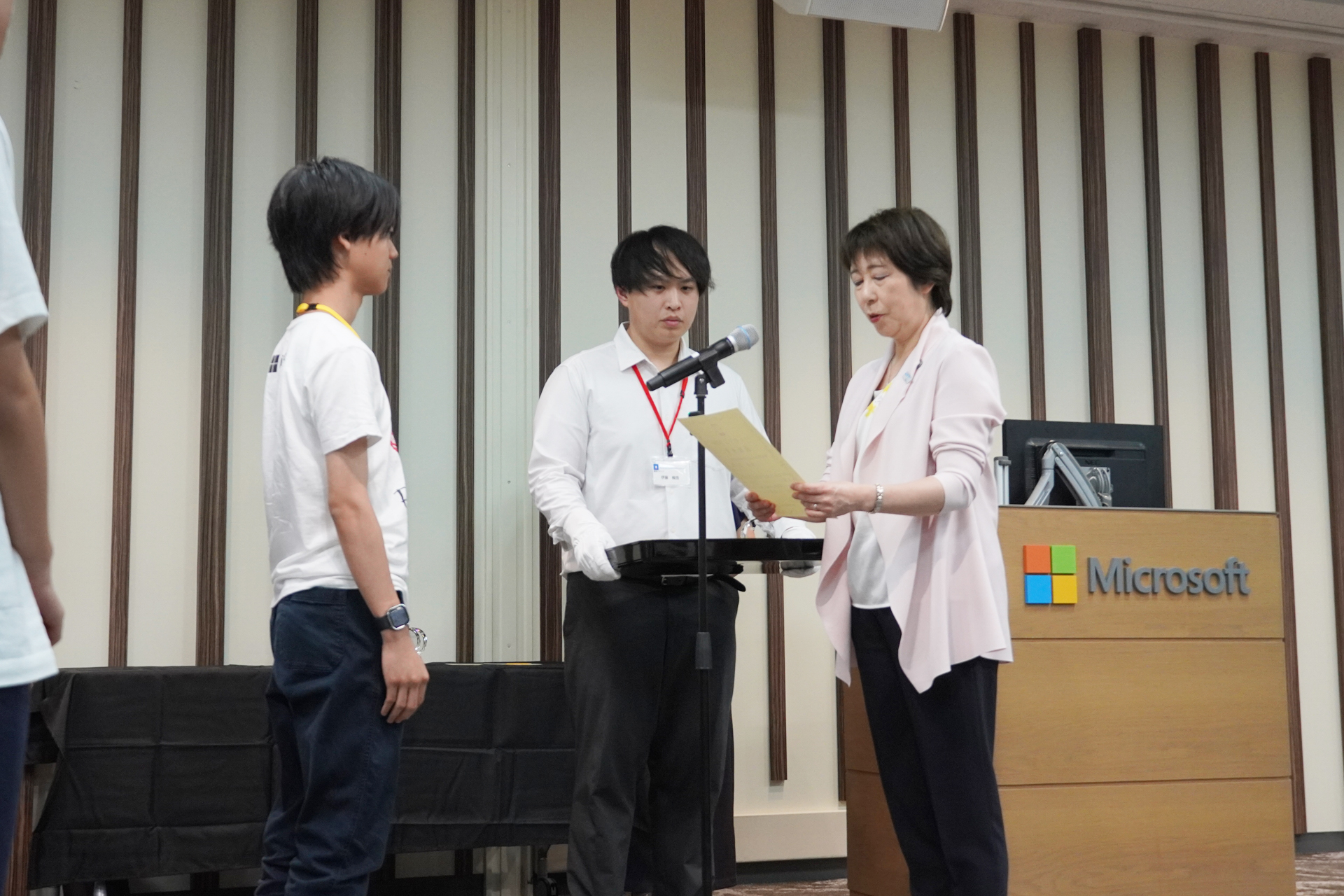 最優秀賞にはDICEのタスランクが選ばれ、東京都教育委員会教育長の浜佳葉子氏から表彰状が渡された