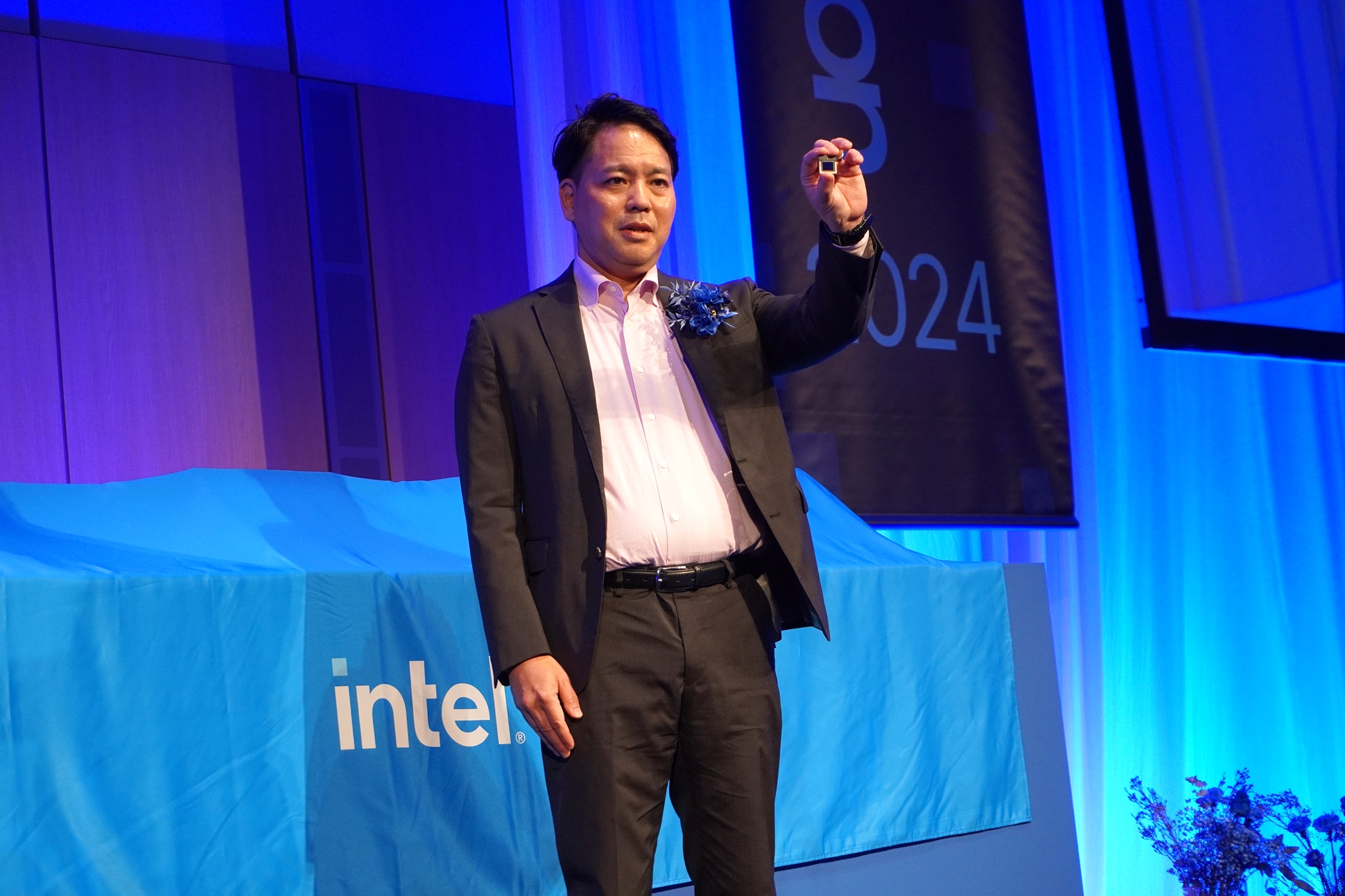 インテル（株）の代表取締役社長を務める大野 誠氏が基調講演に登壇。「約9カ月間で2,000万個以上の『Core Ultra プロセッサー』を出荷できました。AI PC向けのアプリケーション開発をパートナーと共同で迅速に進めています」と語り、同社の取り組みをアピール