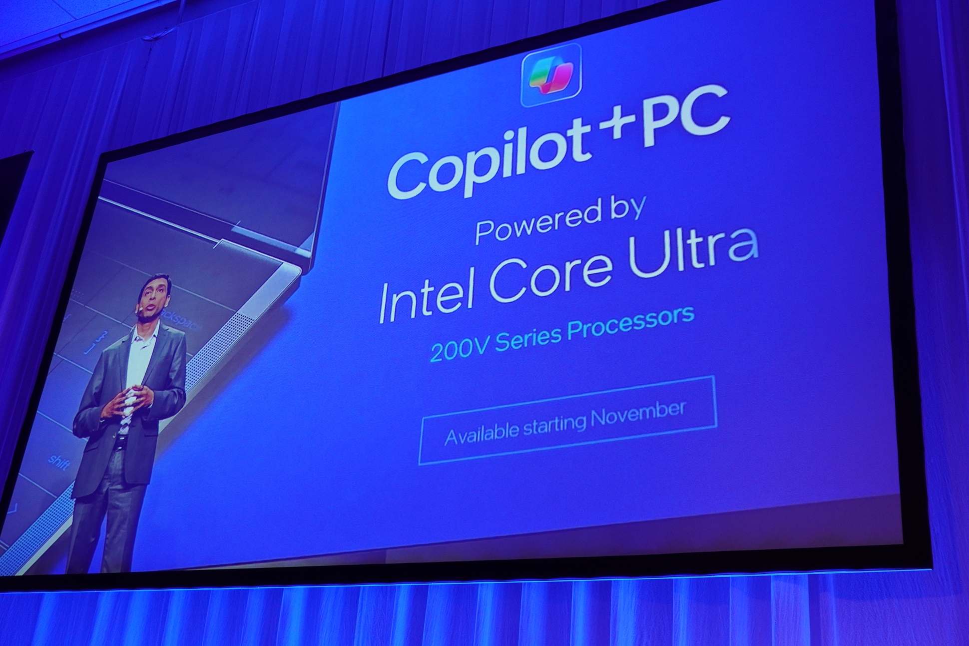 MicrosoftのWindows・デバイス担当 執行役員 パヴァン・ダブルリ氏が「Core Ultra 200Vプロセッサー」を搭載したCopilot+ PCは、11月より提供開始予定と発表した