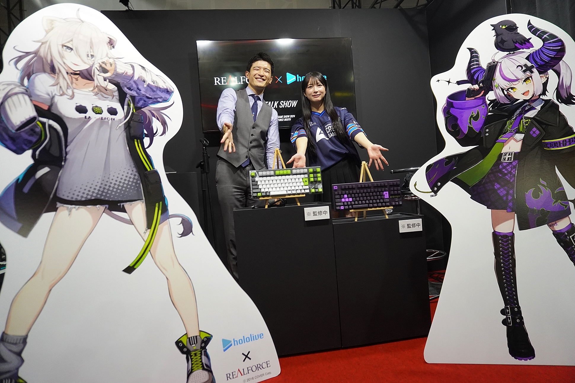 「REALFORCE × hololive GX1 Keyboard」発表会の様子（ゲームキャスター・篠原 光さん、CREST GAMING所属の月野ももさんが登壇）