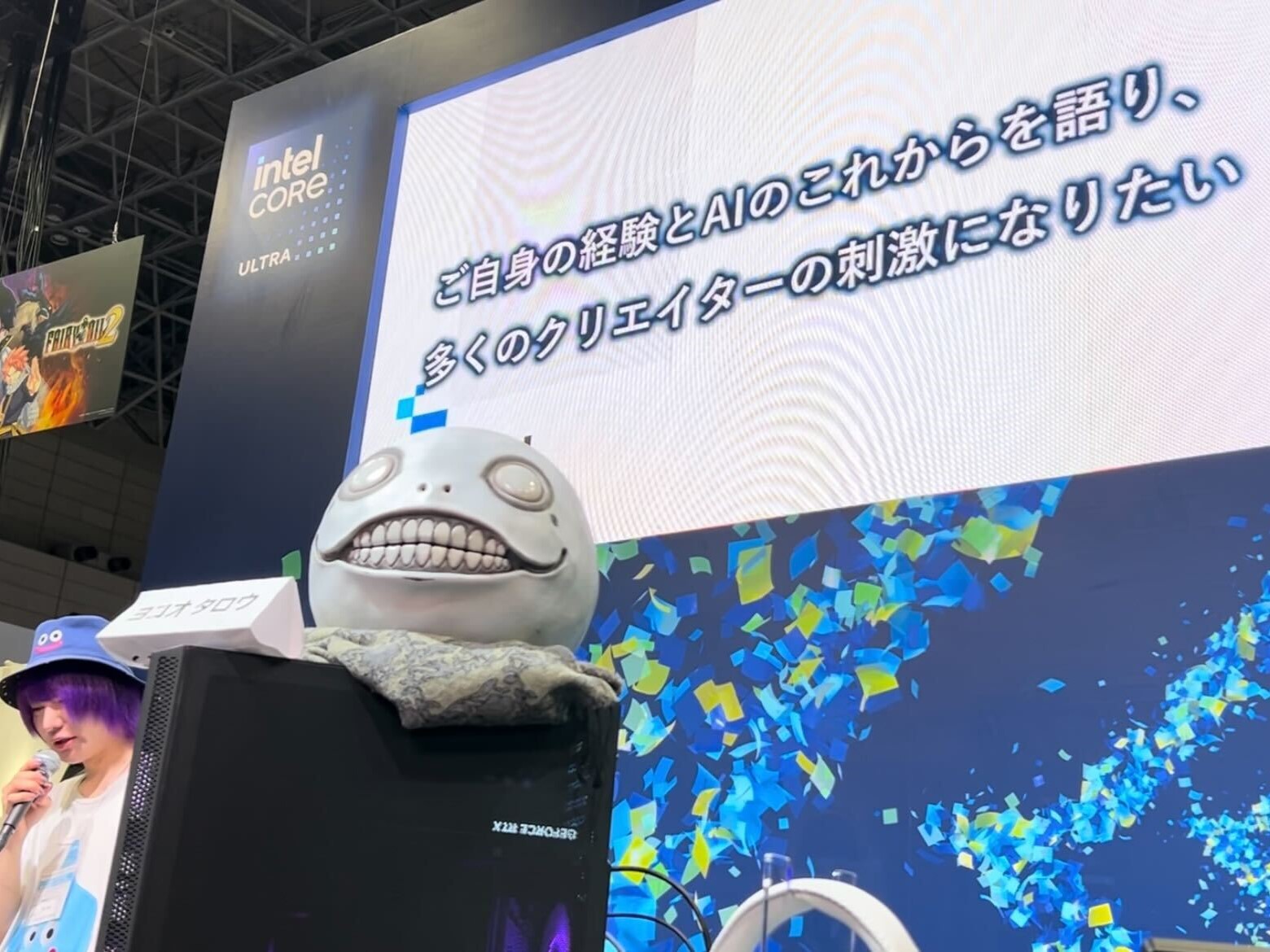 高そうなPCの上に移動したヨコオタロウ氏