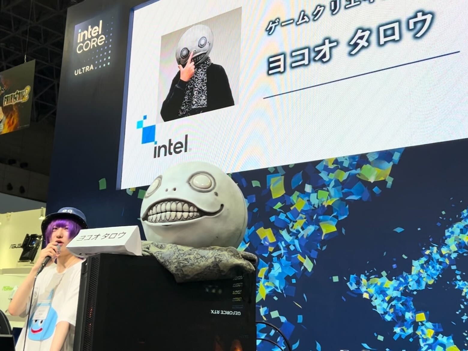 正面を向いたヨコオタロウ氏