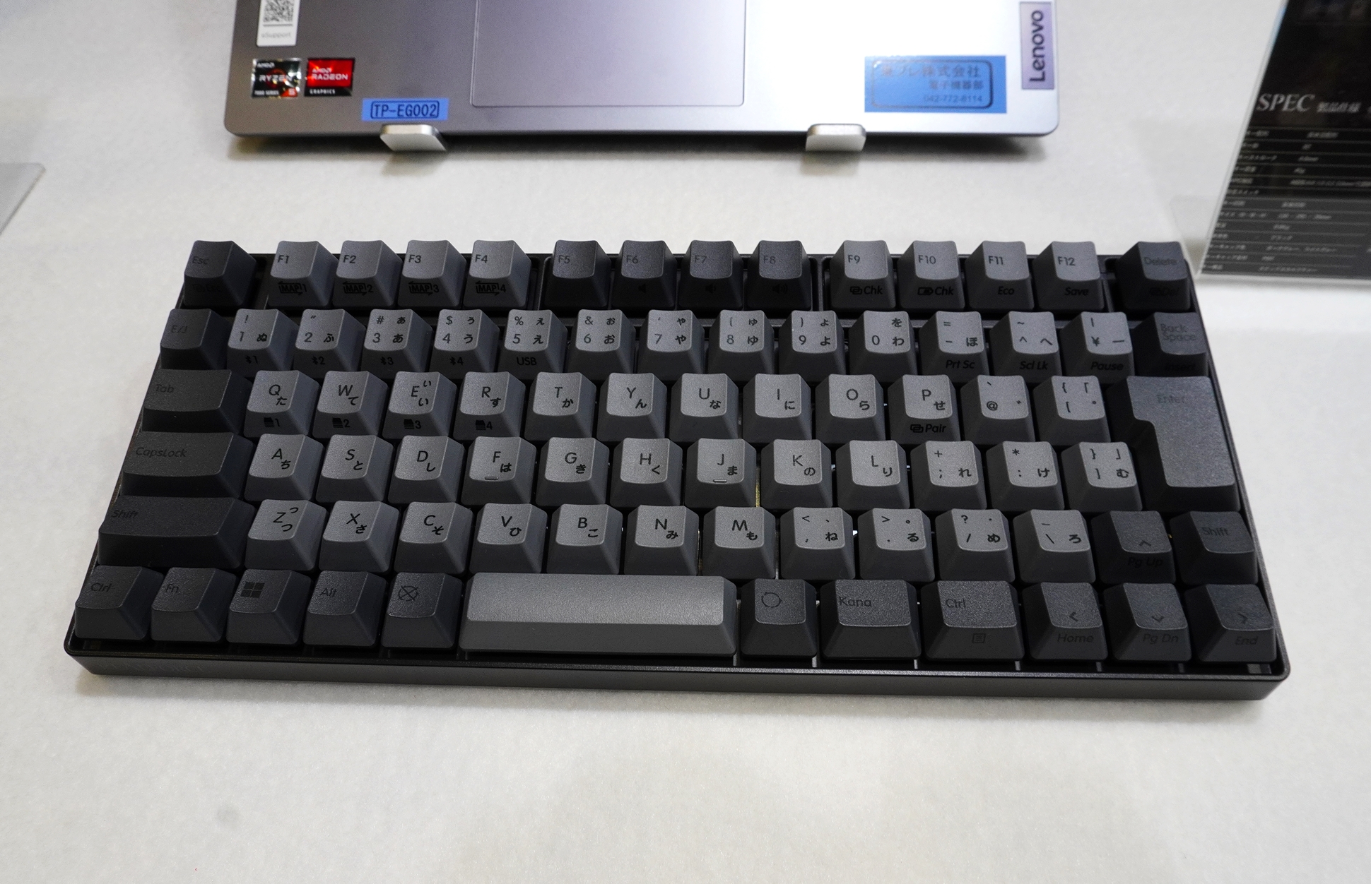 日本語配列モデル。横幅はノートPCとほぼ同じに収められているのもポイント