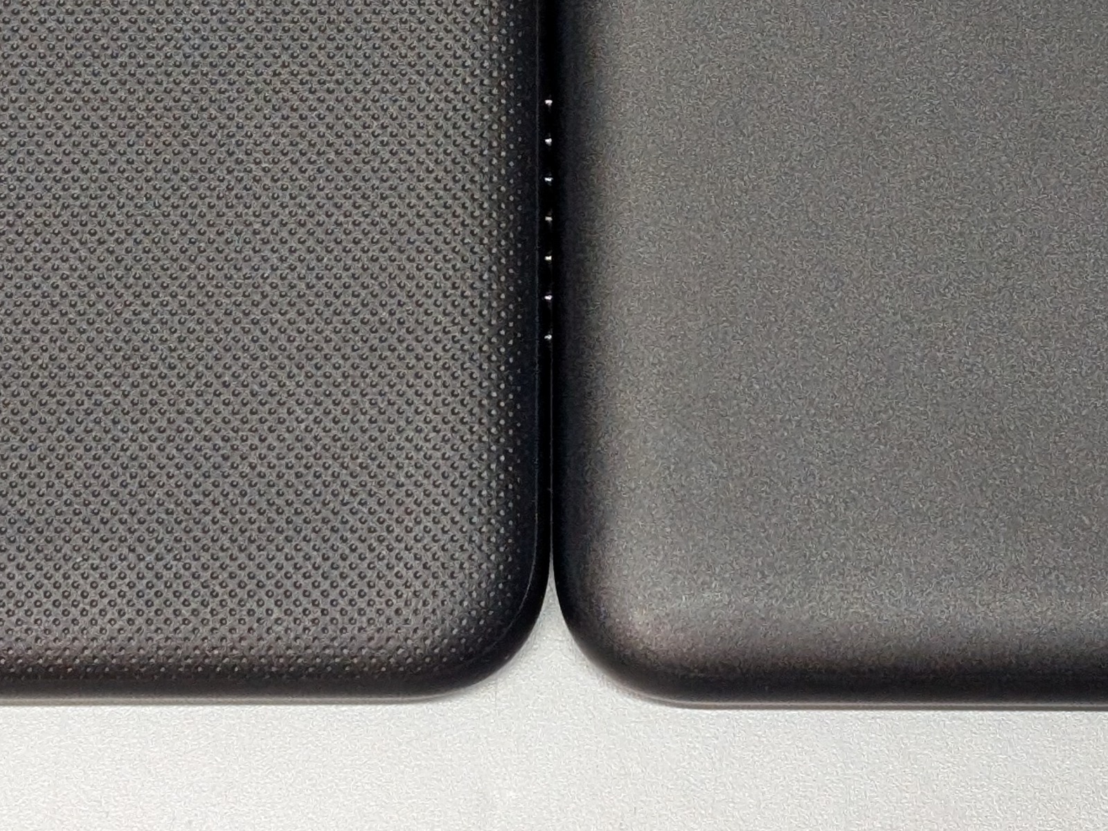 2024年モデル（左）と2022年モデル（右）の比較。2024年モデルは細かい凹凸があるので、2022年モデルと見分ける場合に役立つ