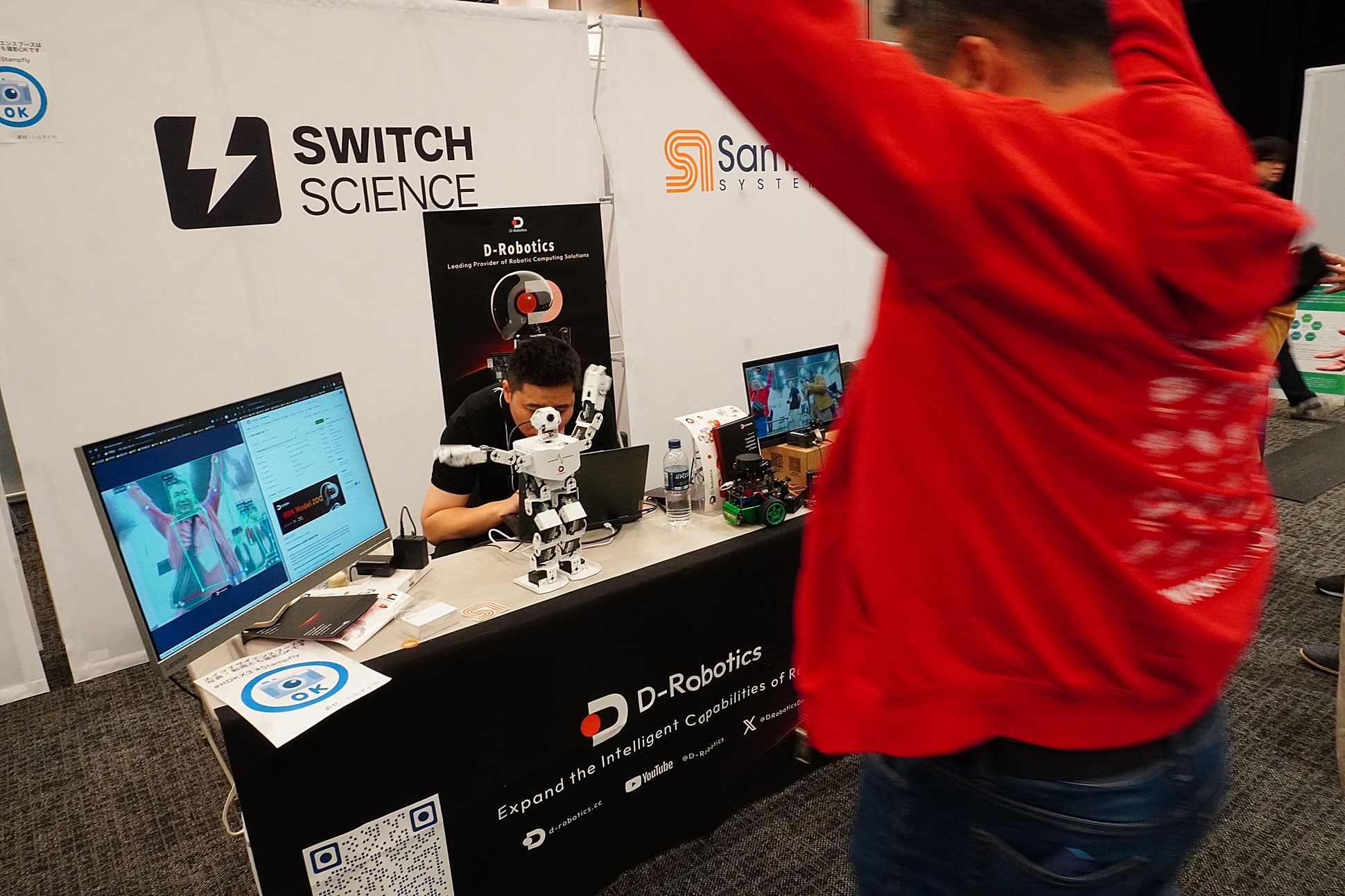 専用のカメラモジュールを接続し、被写体の顔や手などを認識するデモ