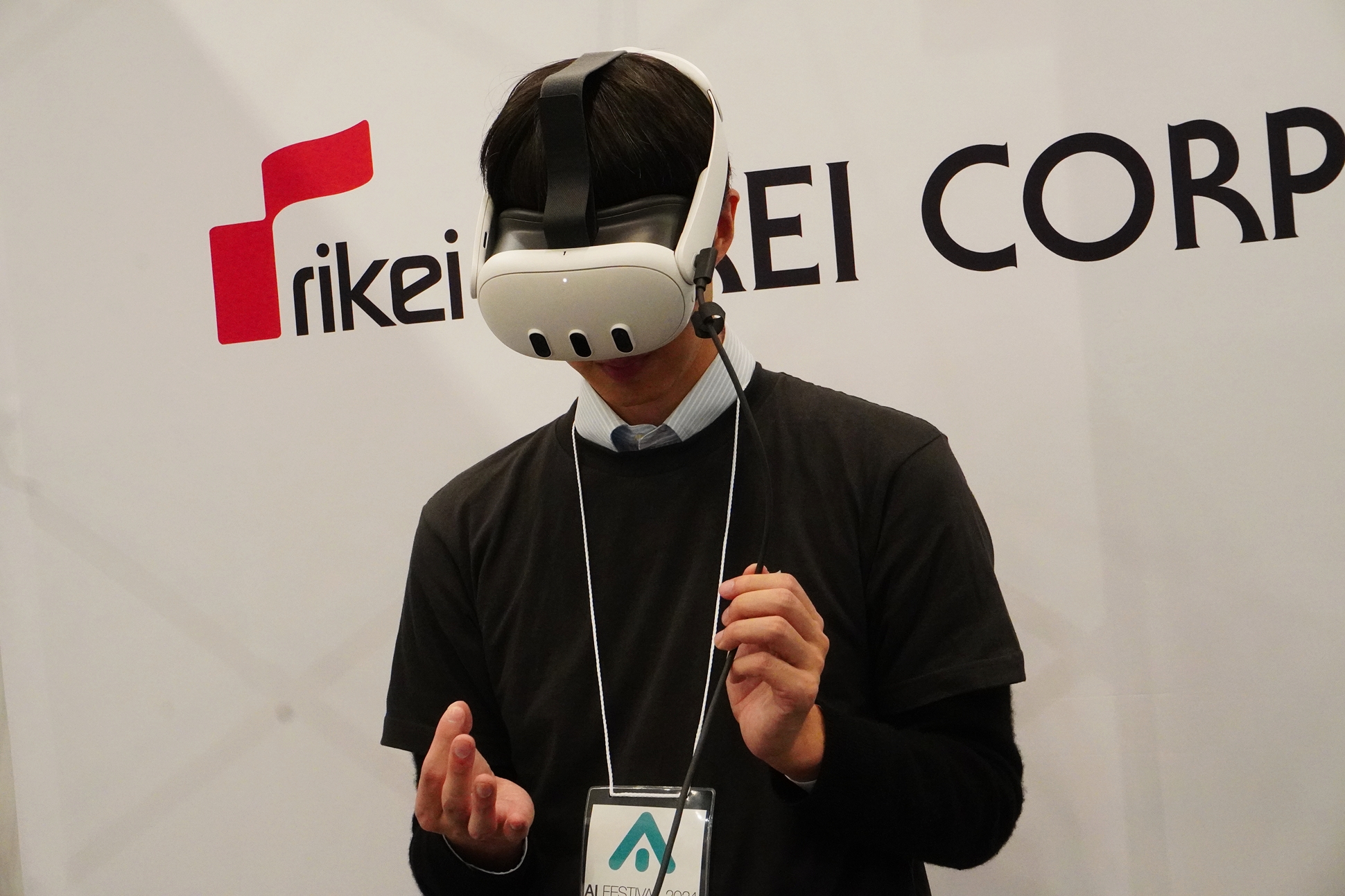 「Meta Quest 3」を装着してロボットの組み立てを行なっている