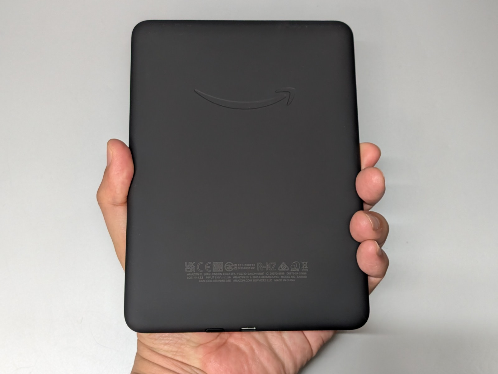 一方で「Kindle Paperwhite」は片手で持つにはかなり大柄。鷲掴みにするのがやっとだ