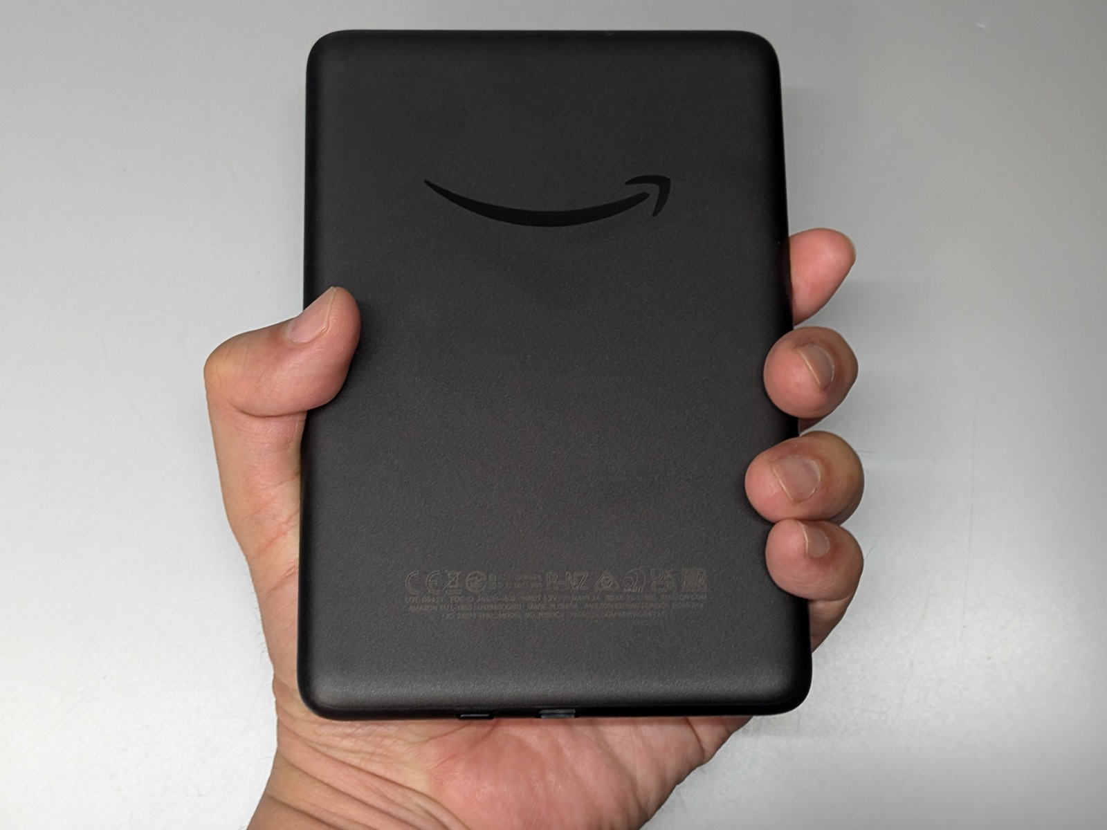 「Kindle」は片手でしっかりと握れるサイズ。片手で保持しながらのページめくりも苦にならない