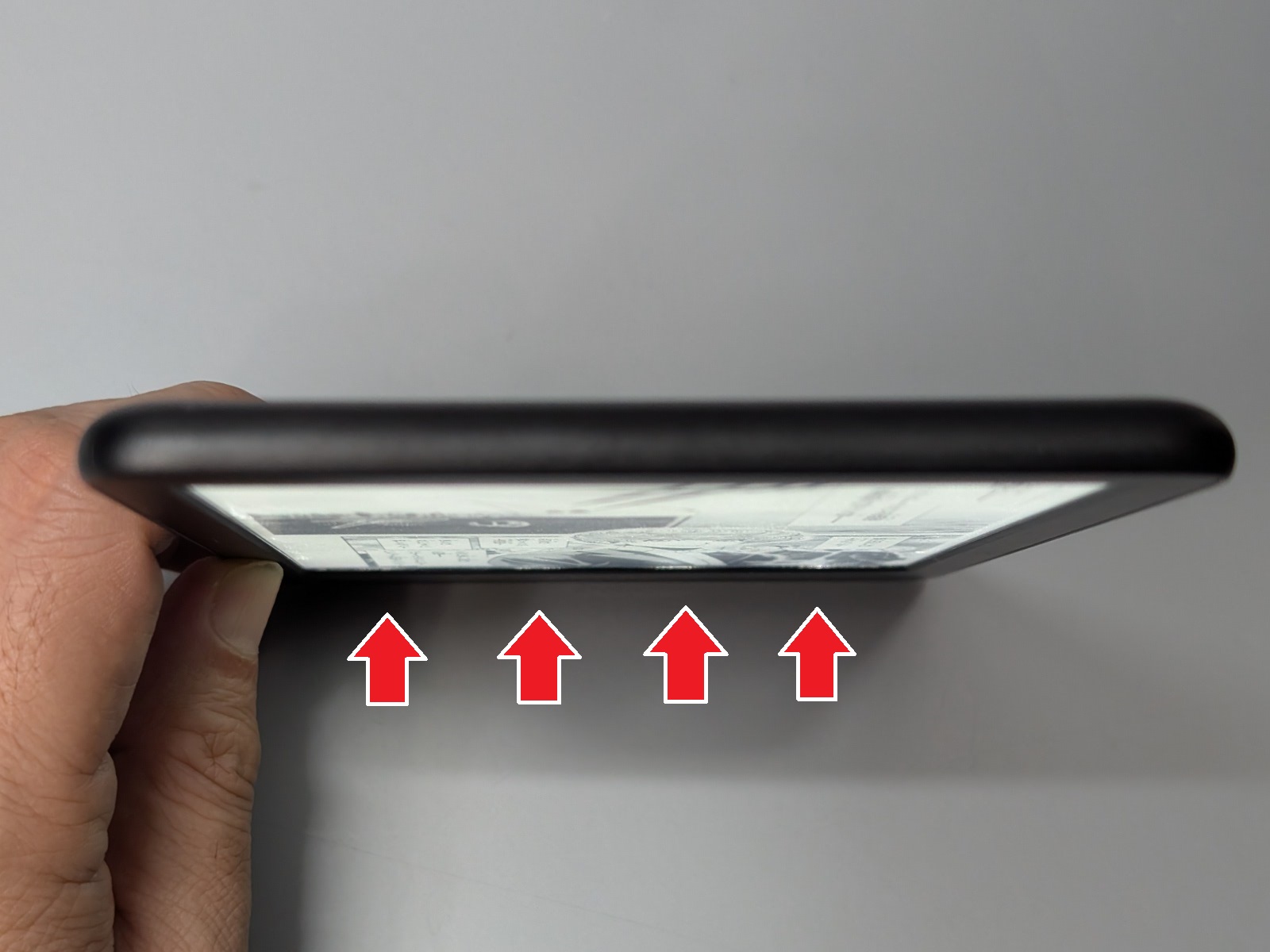 「Kindle」は4つのLEDを搭載。画面を上から覗き込むと、下に4つの光源が並んでいるのがわかる