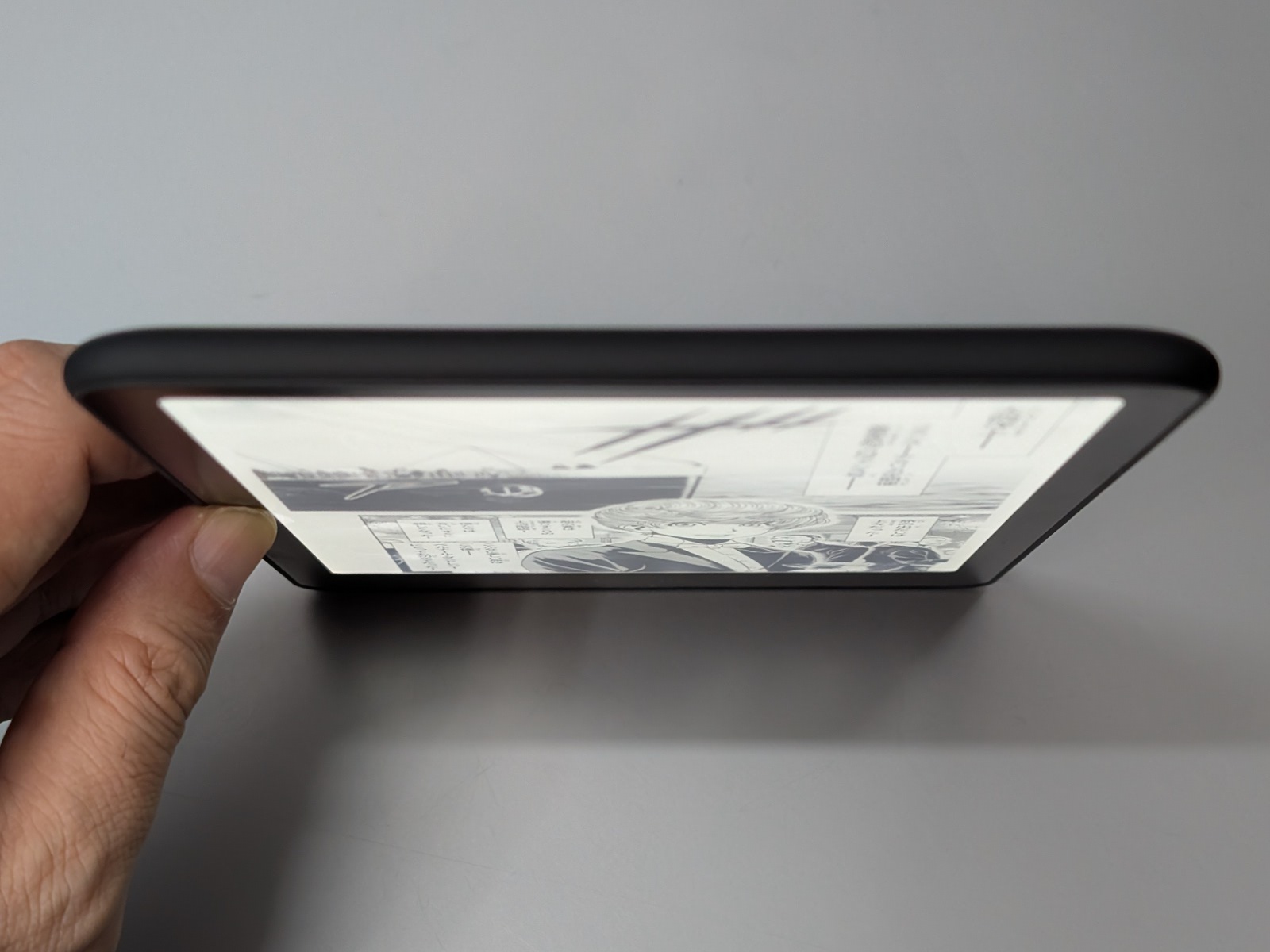 「Kindle Paperwhite」はLEDが17個と多く、またベゼルと画面に段差がないこともあって、光源の存在そのものを意識することがほとんどない