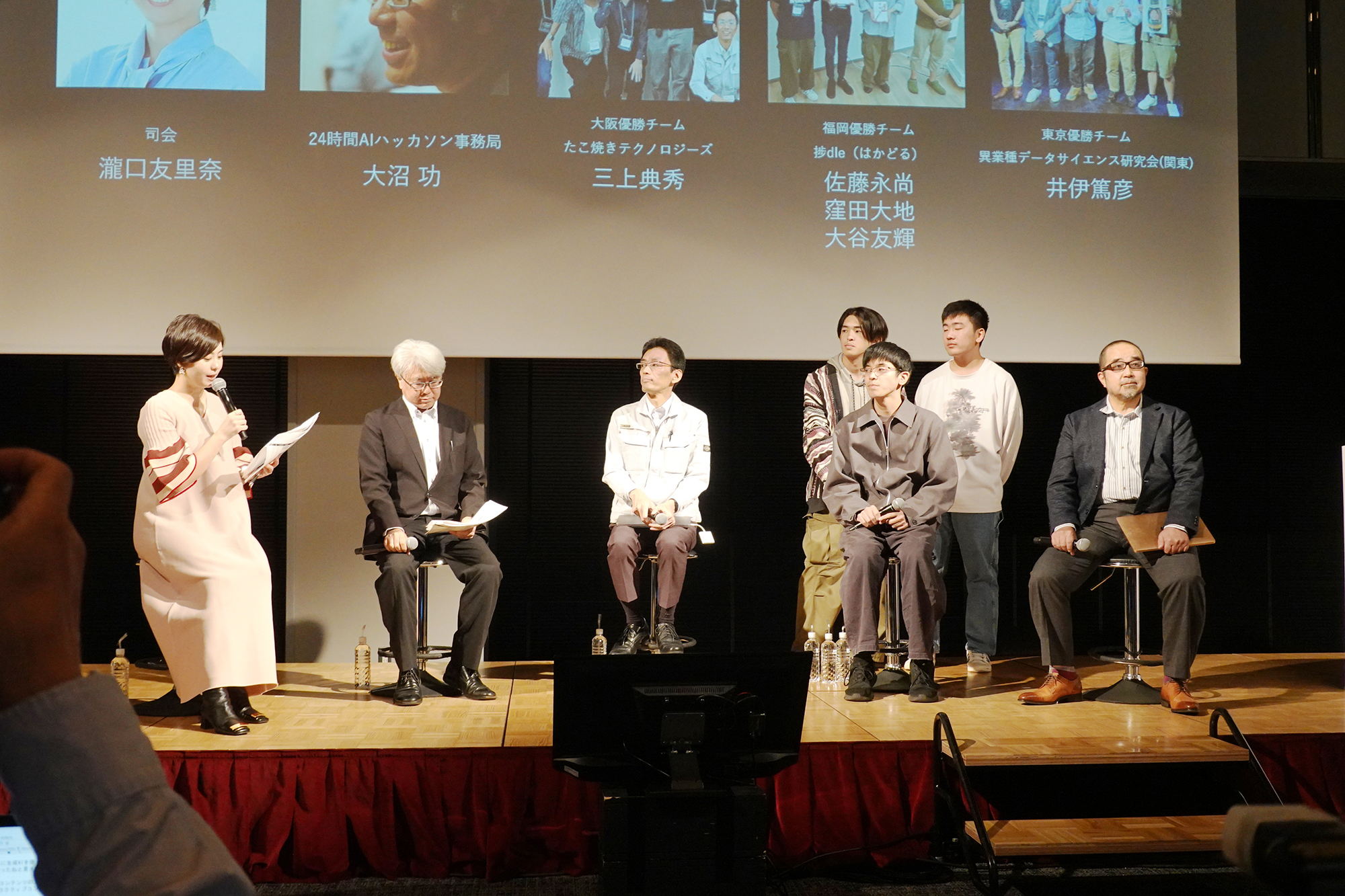 「24時間AIハッカソン」の優勝チームが集まり、座談会が行われた。