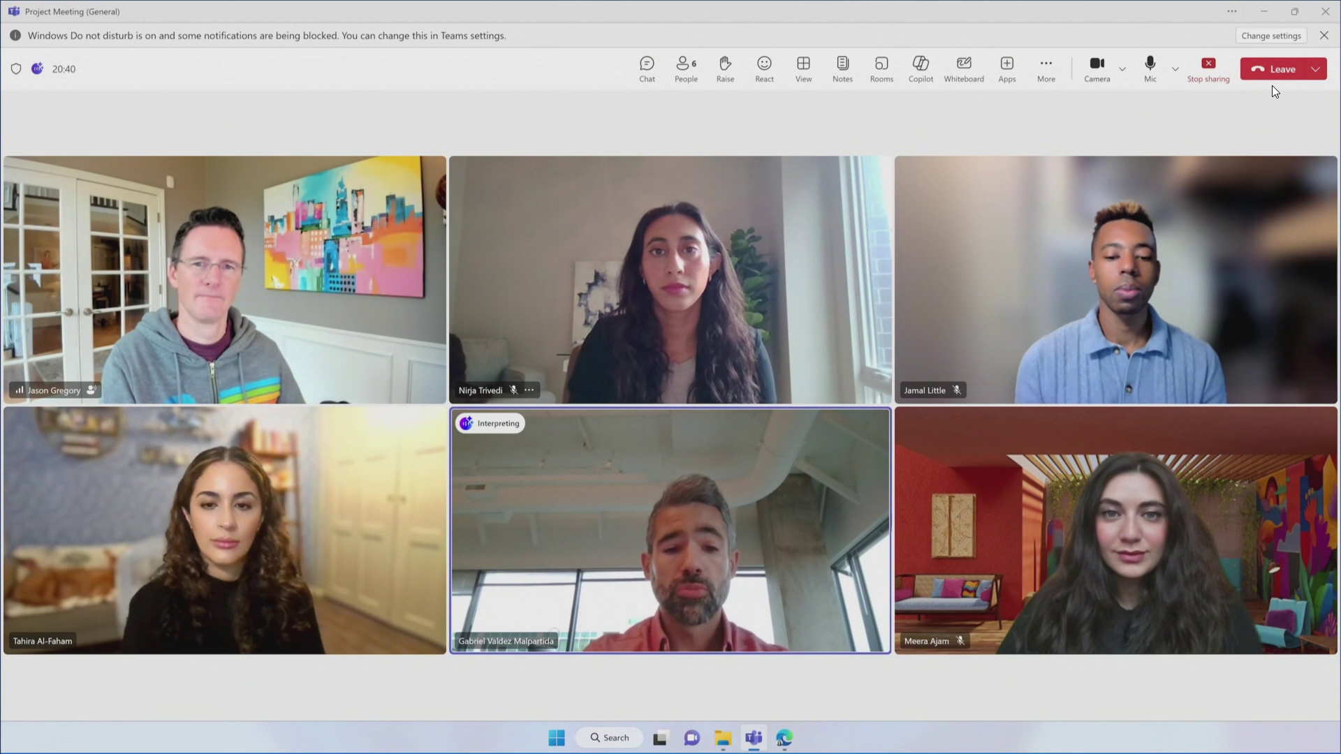 Teamsのビデオ会議の声をリアルタイム通訳。写真では1人に「Interpretring（通訳中）」のマークが付いている