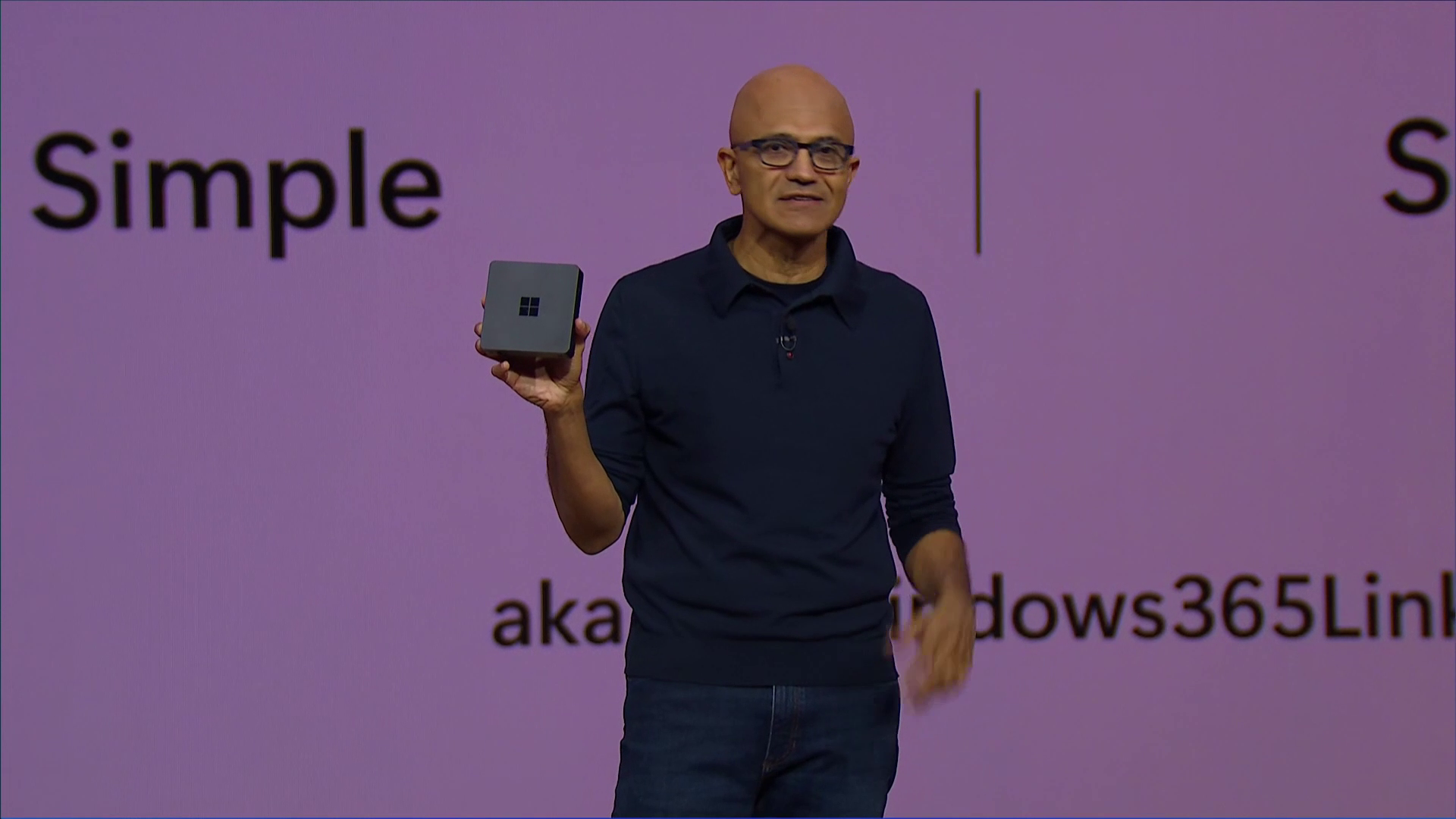 Windows 365 Linkを手に持つSatya Nadella氏