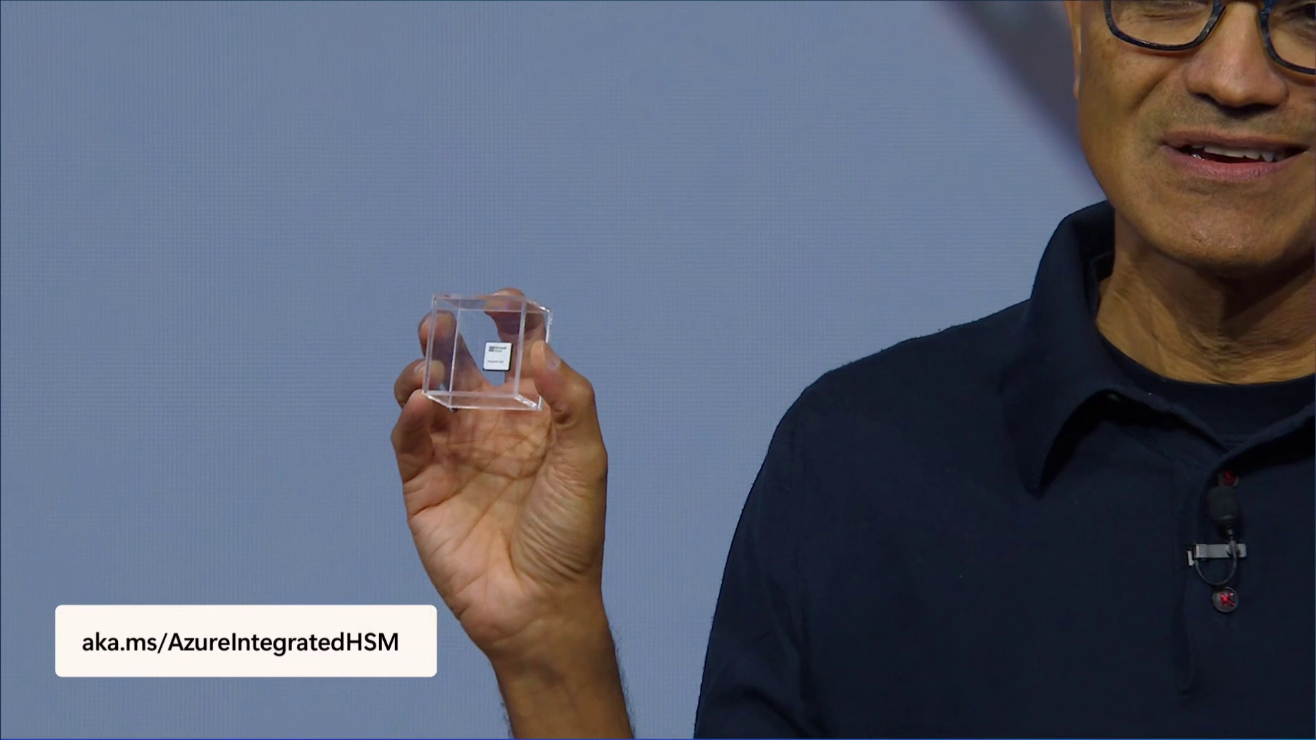 「Azure Integrated HSM」を手に持つSatya Nadella氏