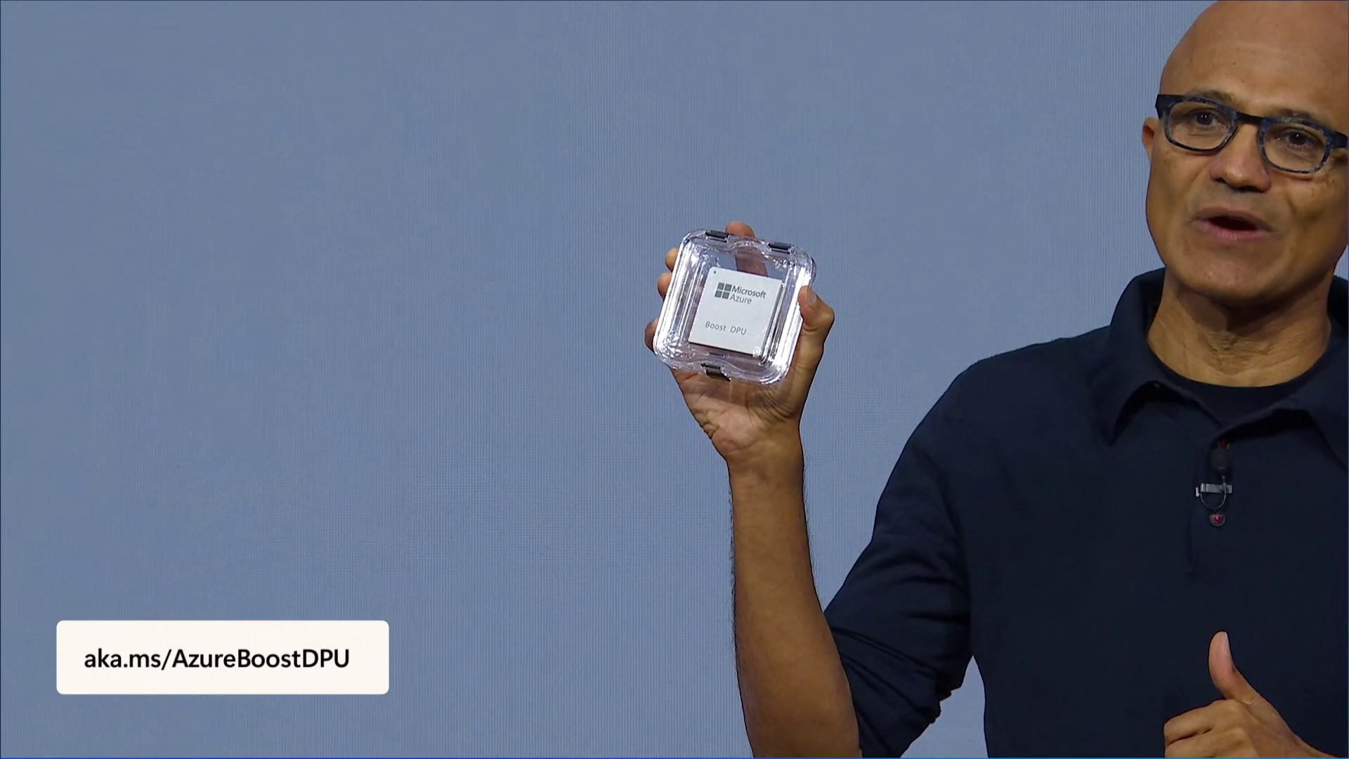 「Azure Boost DPU」を手に持つSatya Nadella氏