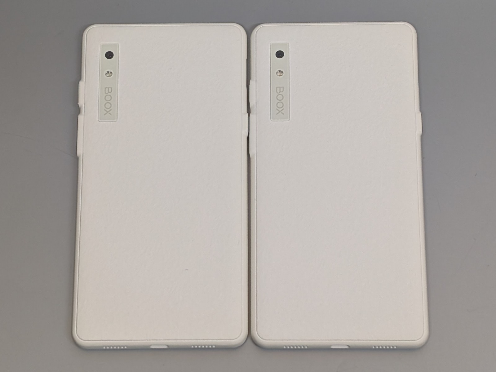 背面にはカメラとフラッシュを搭載する。外見はそっくりだ