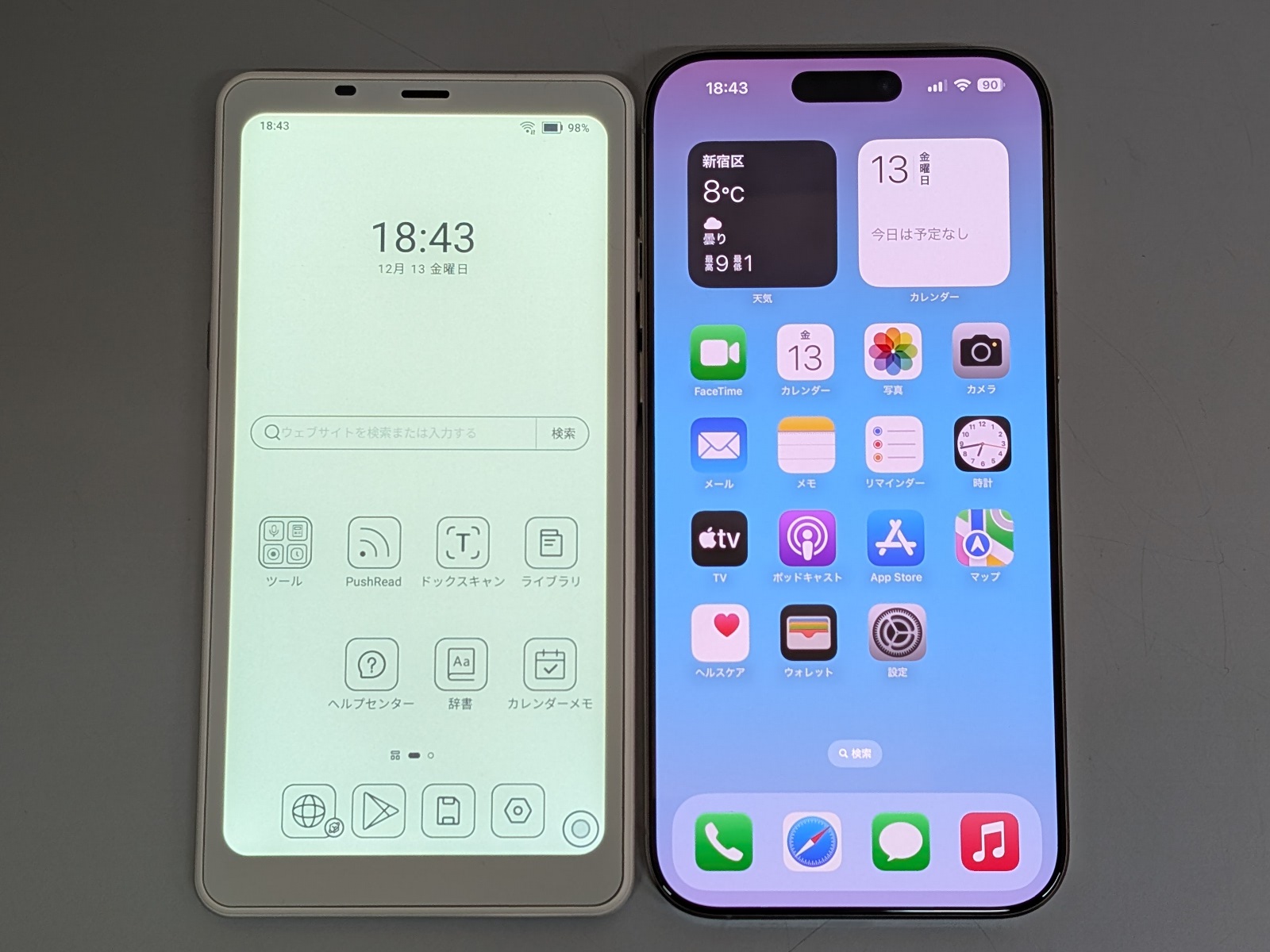 BOOX Palma 2（左）とiPhone 16 Pro Max（右）の比較。画面はサイズ差こそあるものの、スマホライクなボディであることがよく分かる