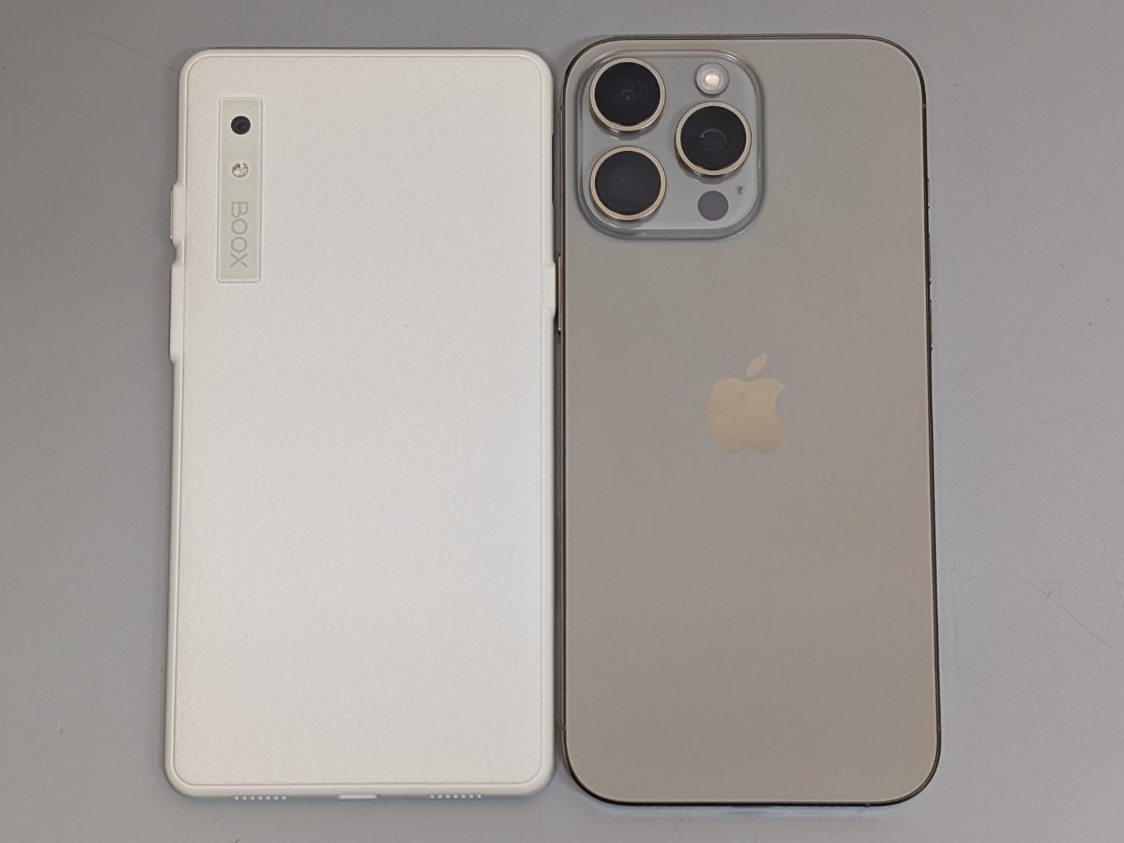 背面。本製品のカメラはスキャン用なので、写真撮影用の複数のレンズを搭載したスマホと比べると見た目もスッキリしている