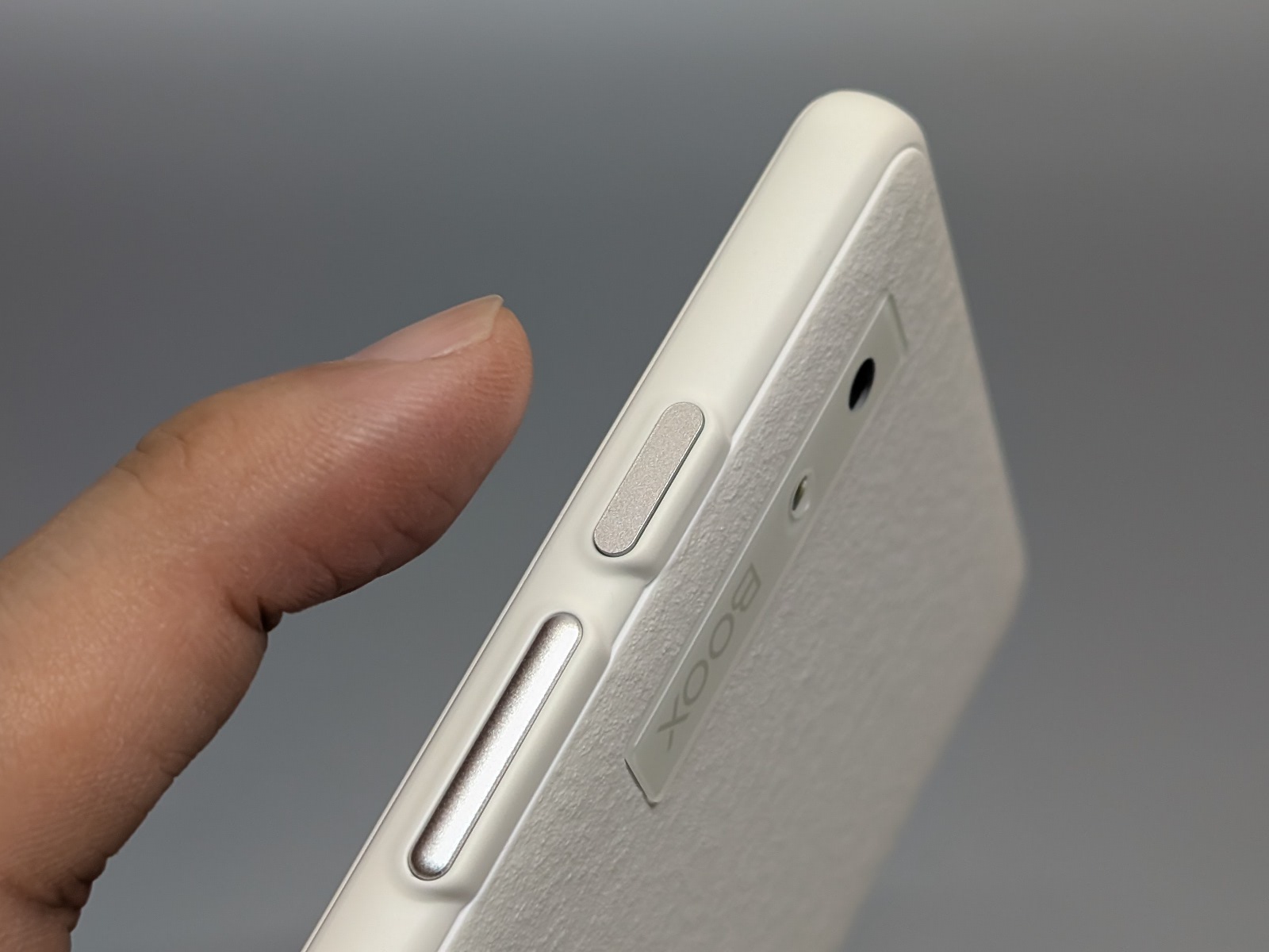 BOOX Palma 2は電源ボタンと一体化した指紋認証センサーを搭載している