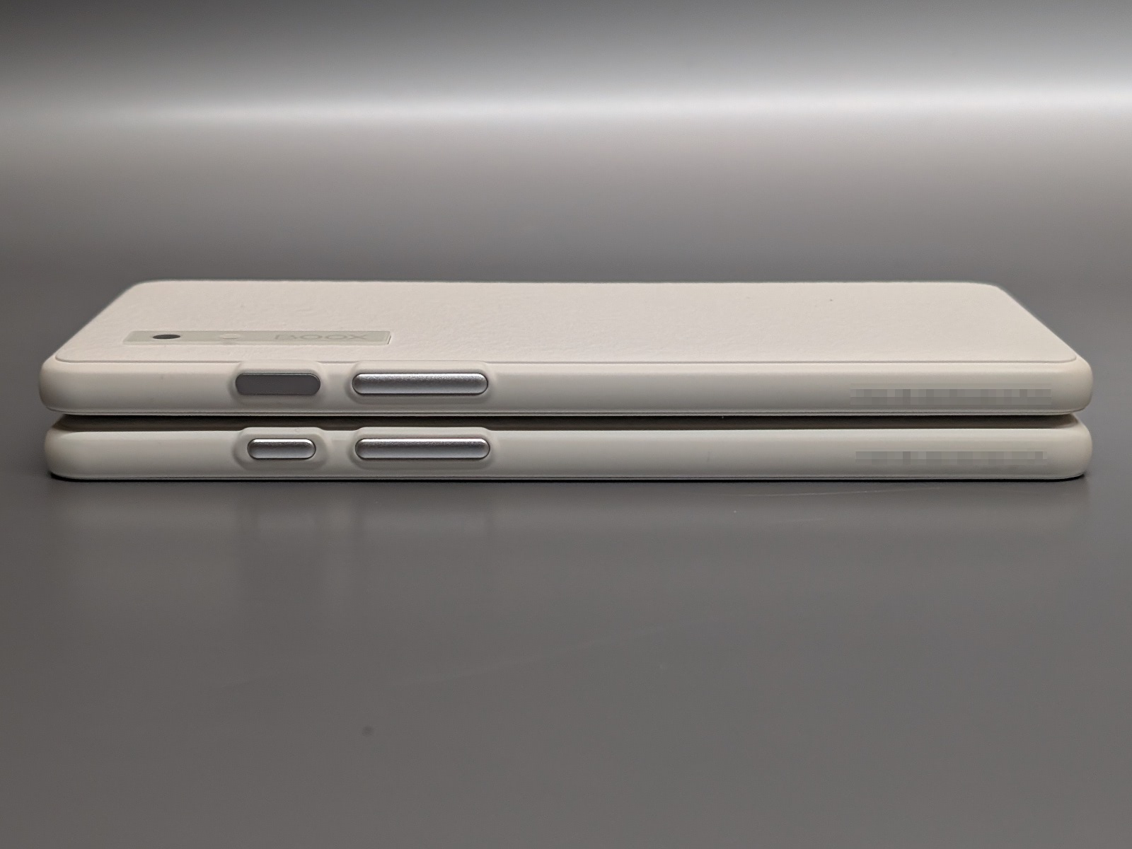 BOOX Palma 2（上）とBOOX Palma（下）の右側面の比較。指紋認証センサーを搭載したことで電源ボタンがひとまわり大きく、また表面がフラットになっている