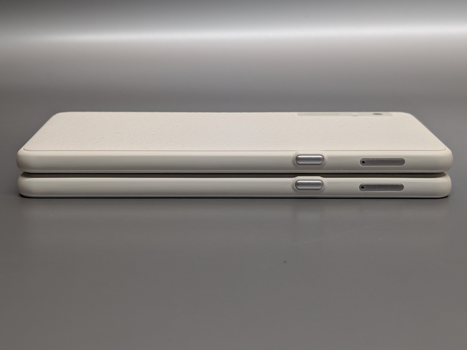 ちなみに左側面はまったく違いはない。なお右端にあるスロットはメモリカード用でSIMは利用できない