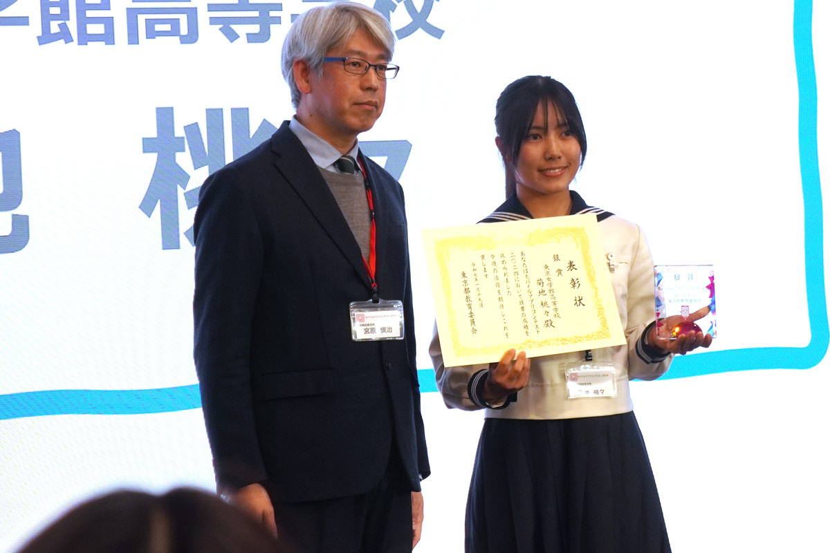 菊地桃々さん（右）