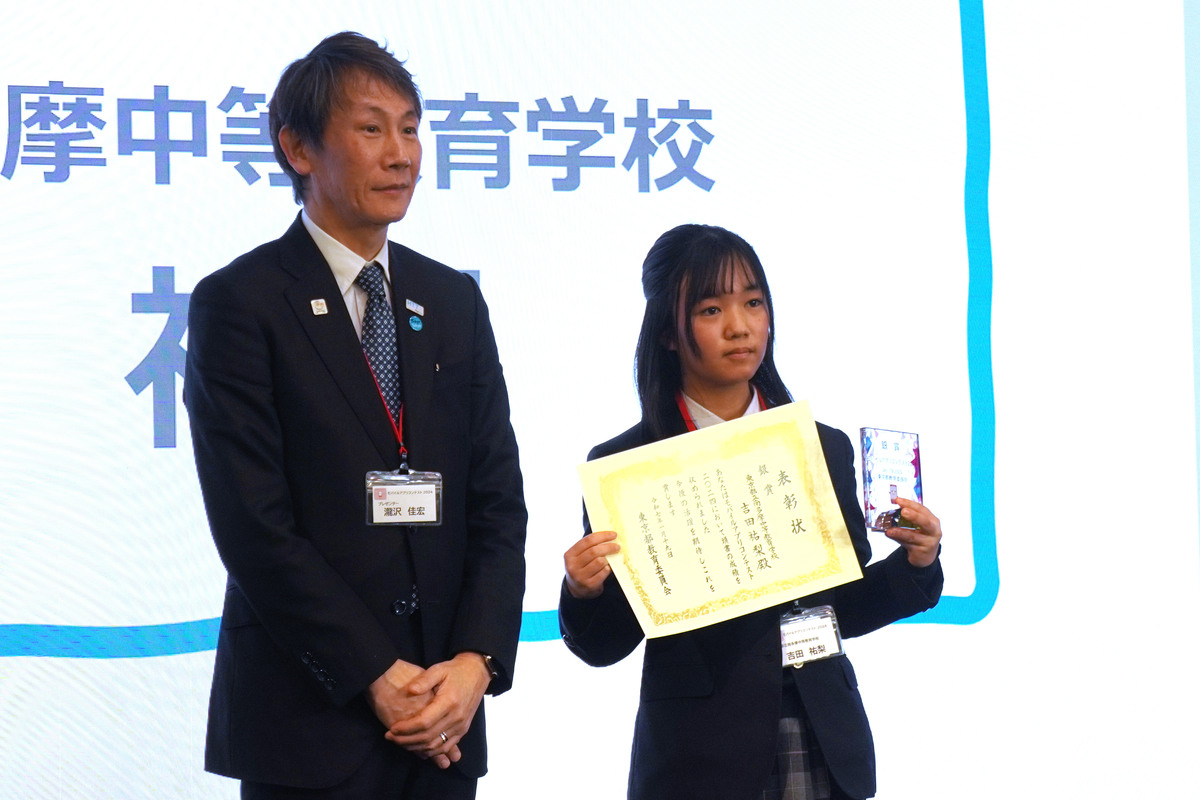 吉田祐梨さん（右）