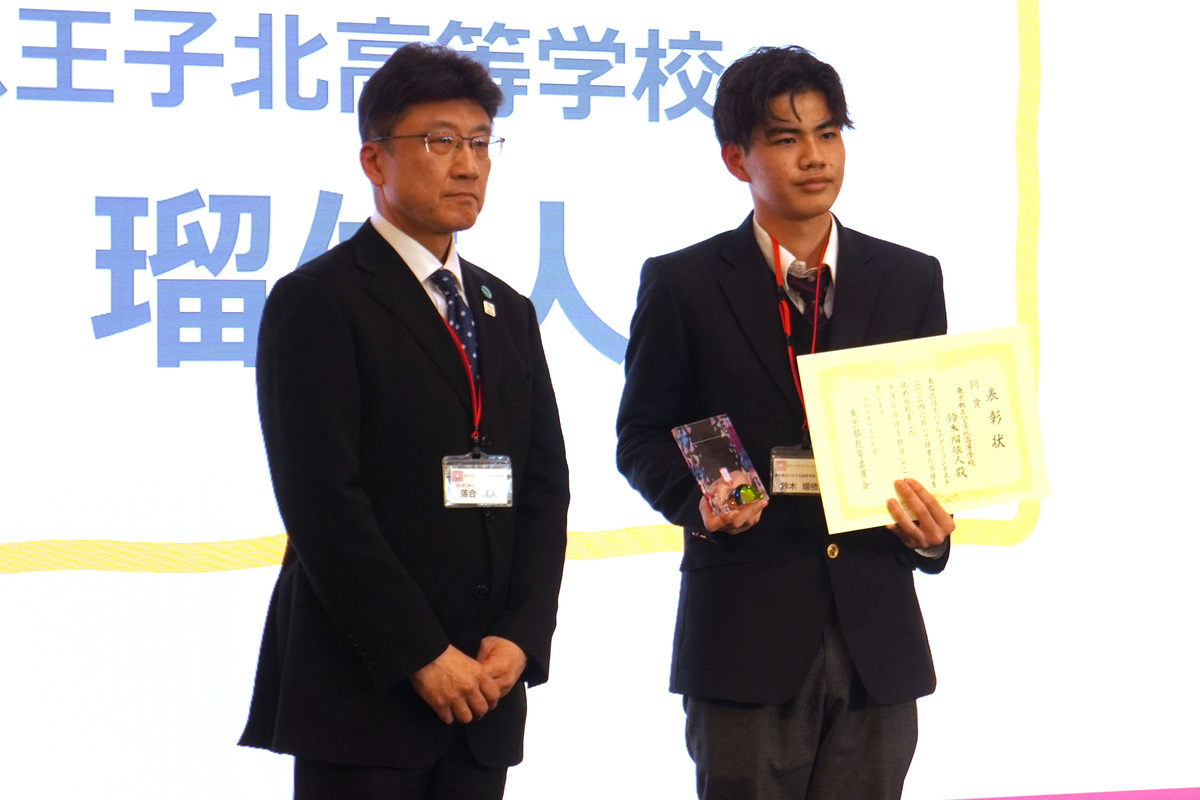 鈴木瑠依人さん（右）