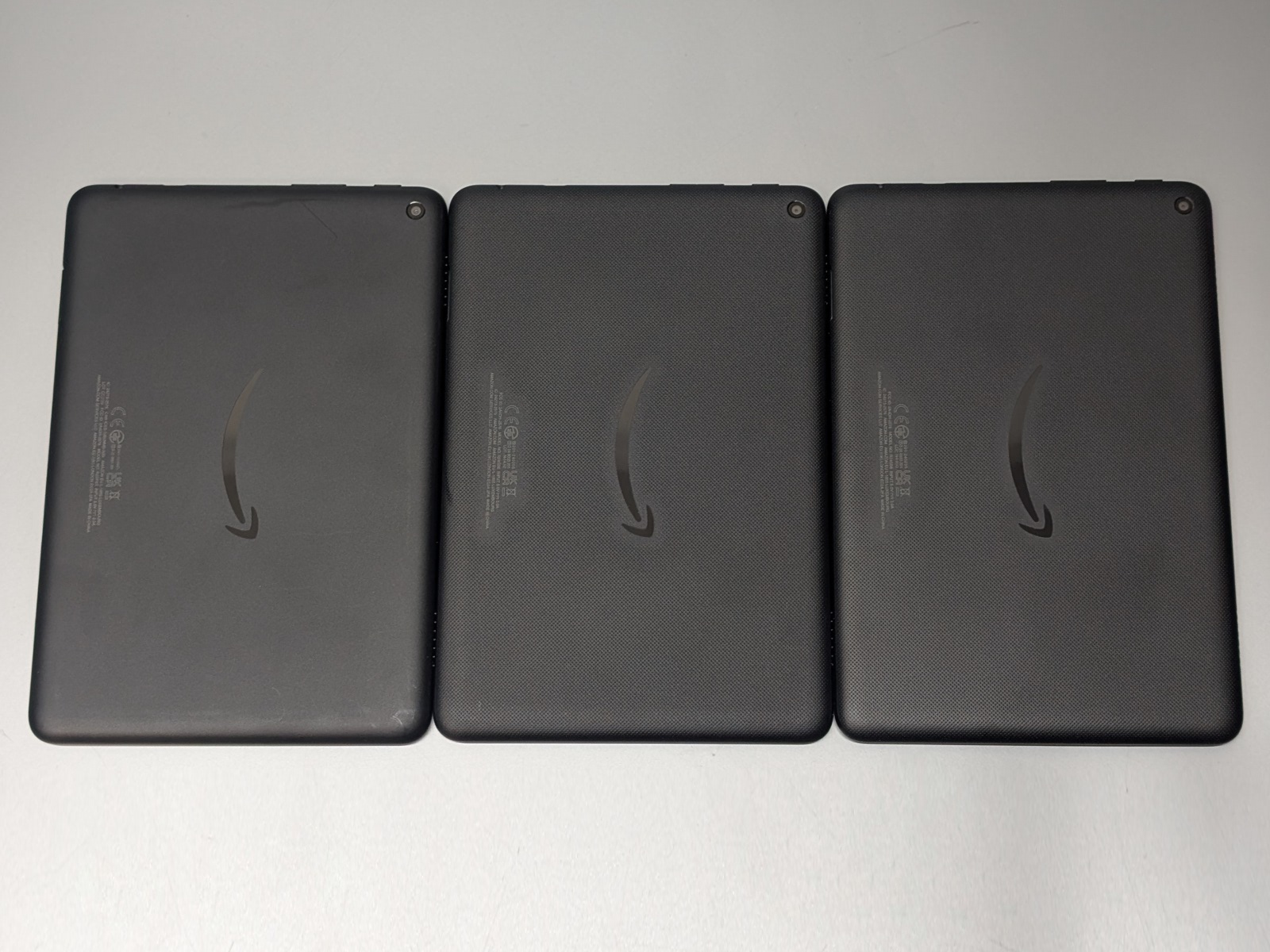 背面。左から、Fire HD 8（第12世代）の2GBモデル（2022年発売）、3GBモデル（2024年発売）、4GBモデル（2024年発売）。見た目はそっくりだが…