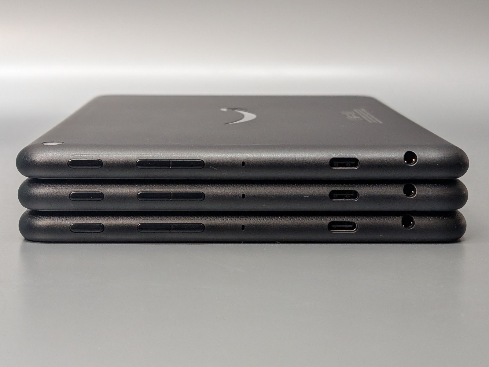 側面のボタンやポート類の配置も同様。カメラはいずれも出っ張りがない仕様