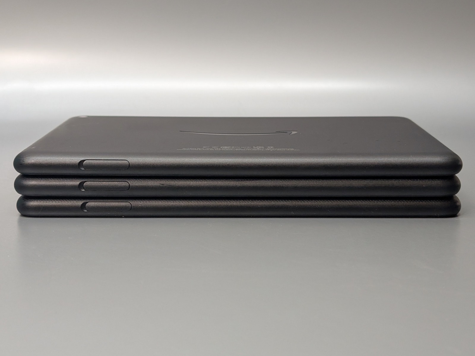 底面。メモリカードスロットを搭載する