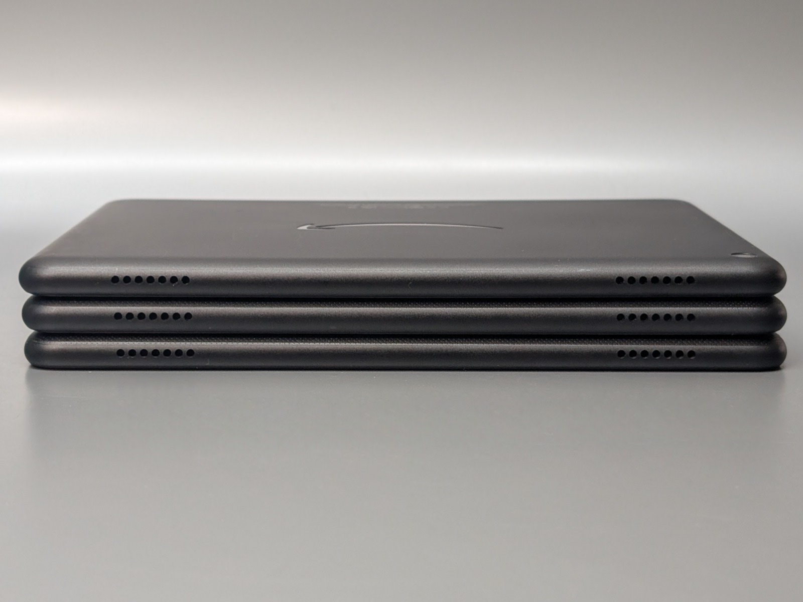 上面。スピーカーを搭載する