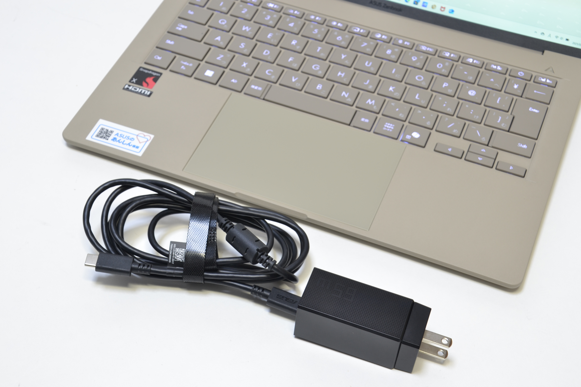 充電器は65W出力で、かなりコンパクト