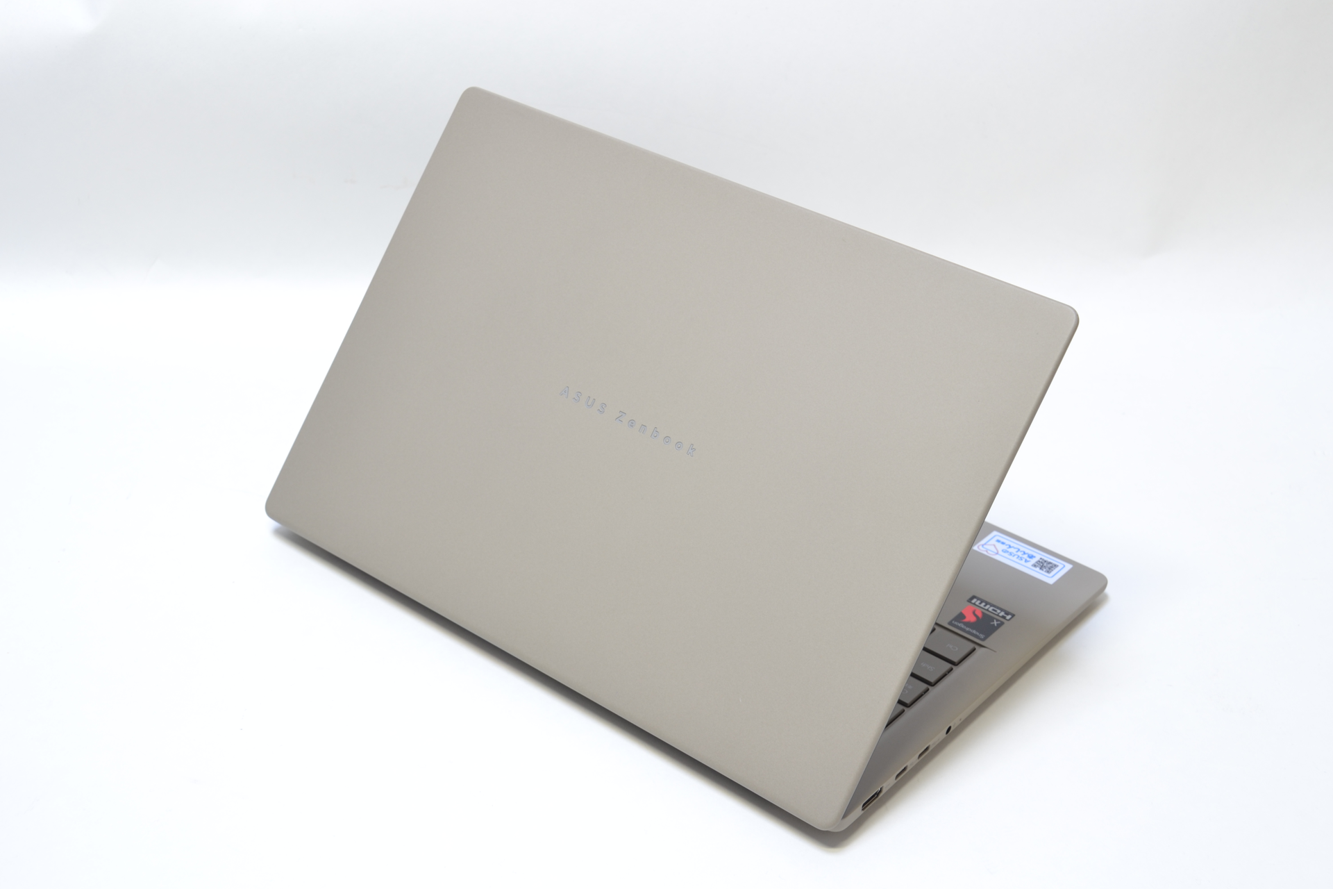 独特な色味と質感はぜひ触って確かめてもらいたい