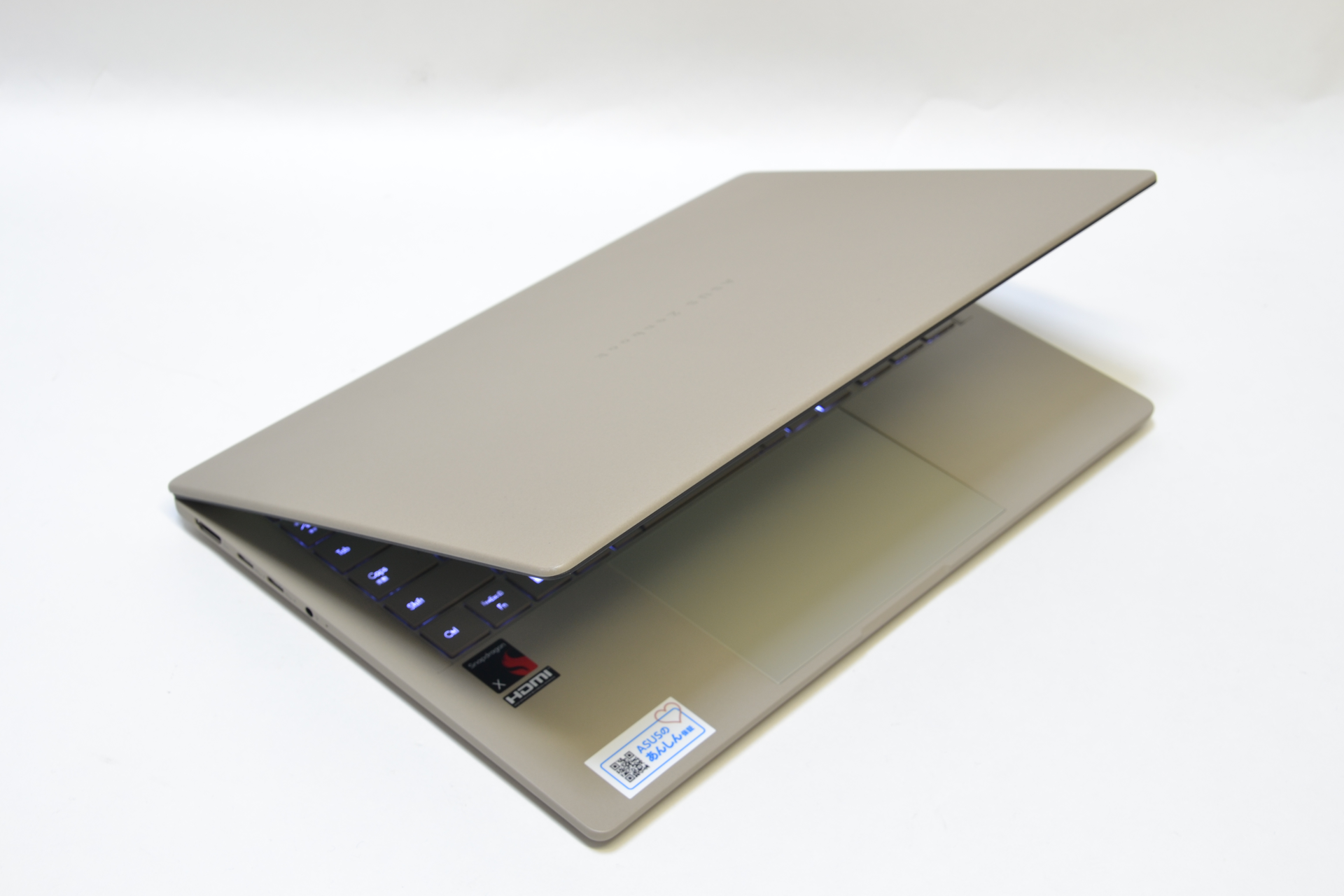 つまんで上げるだけで滑らかに開く